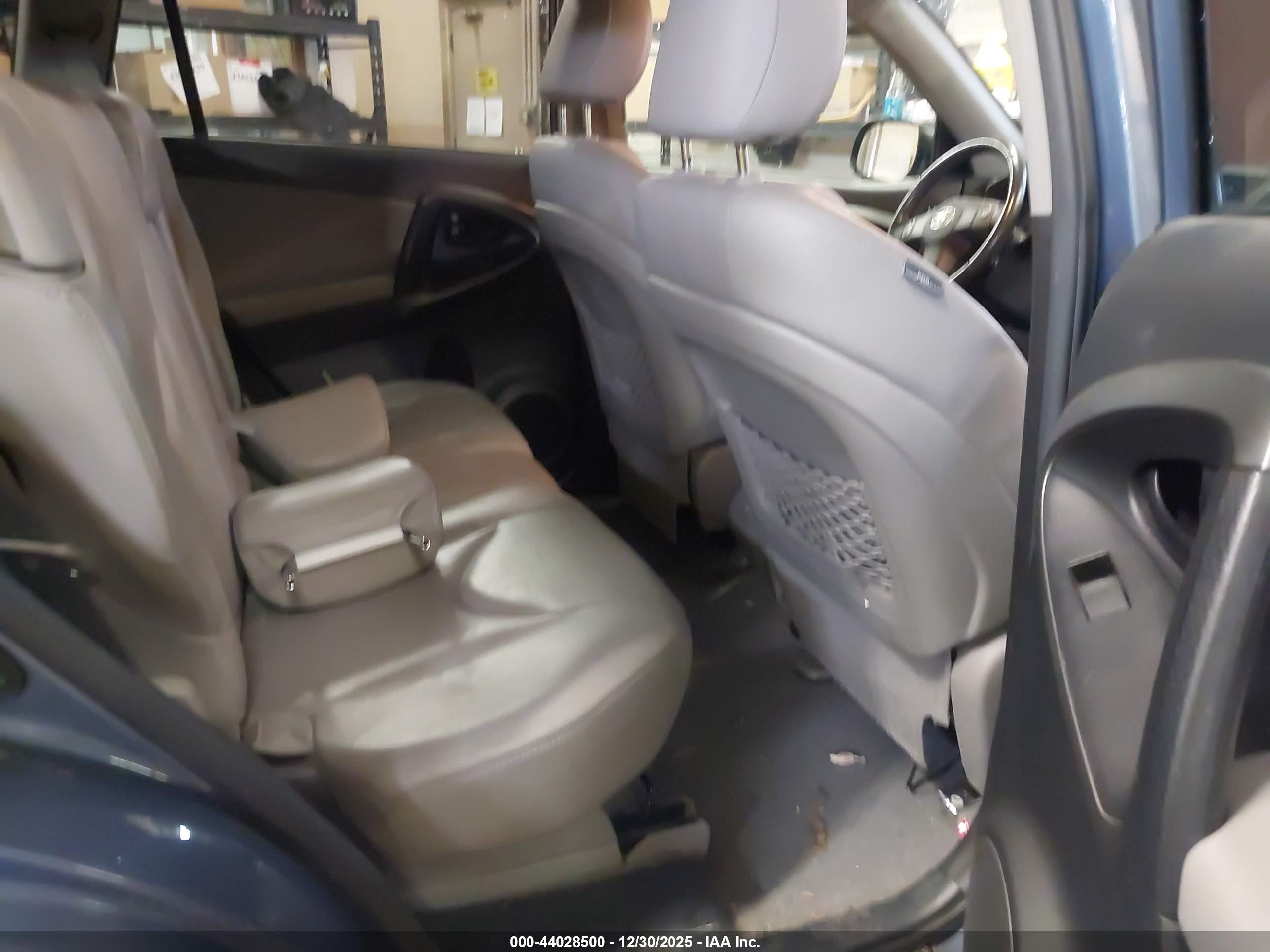 TOYOTA RAV4 image 8