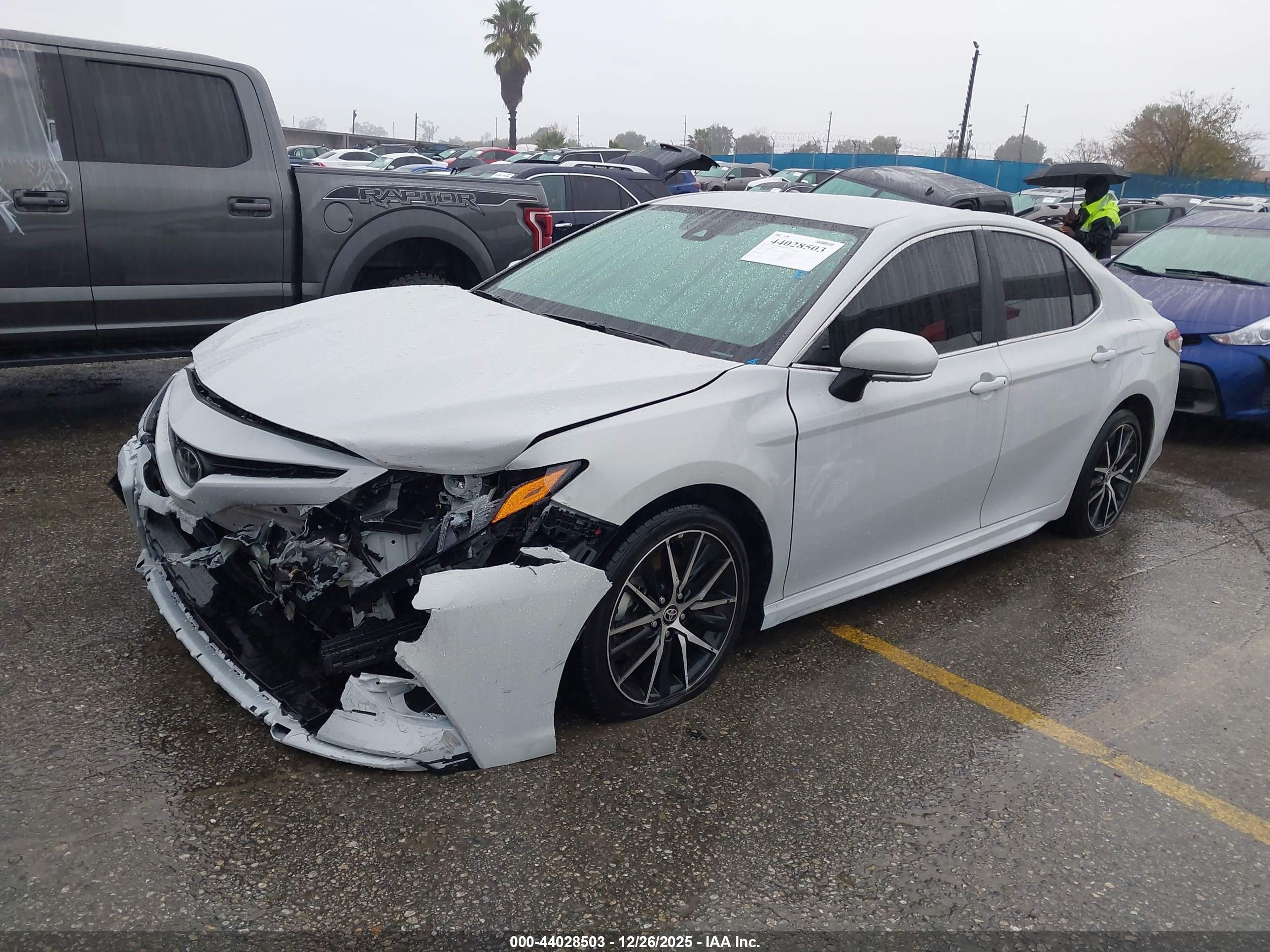 TOYOTA CAMRY image 2