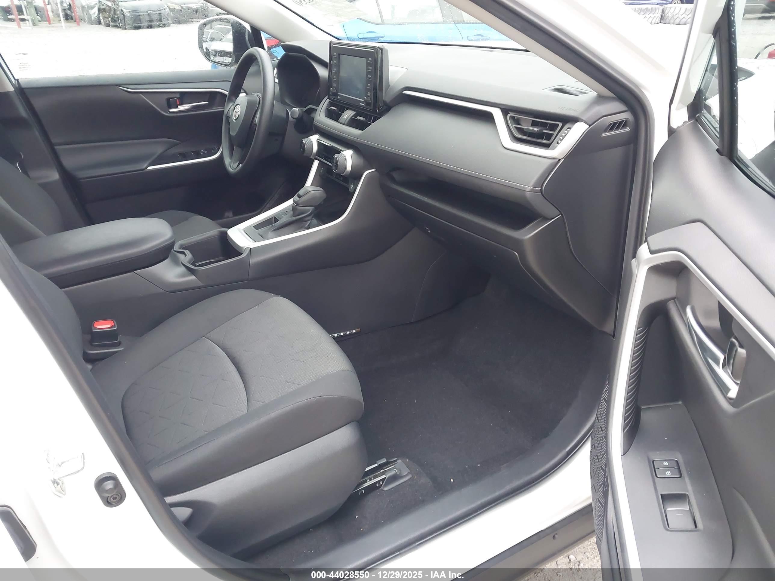 TOYOTA RAV4 image 5