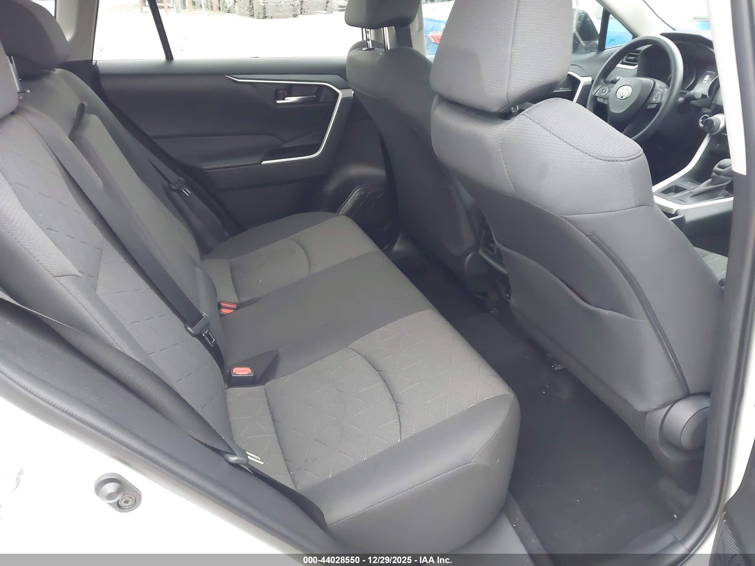 TOYOTA RAV4 image 8