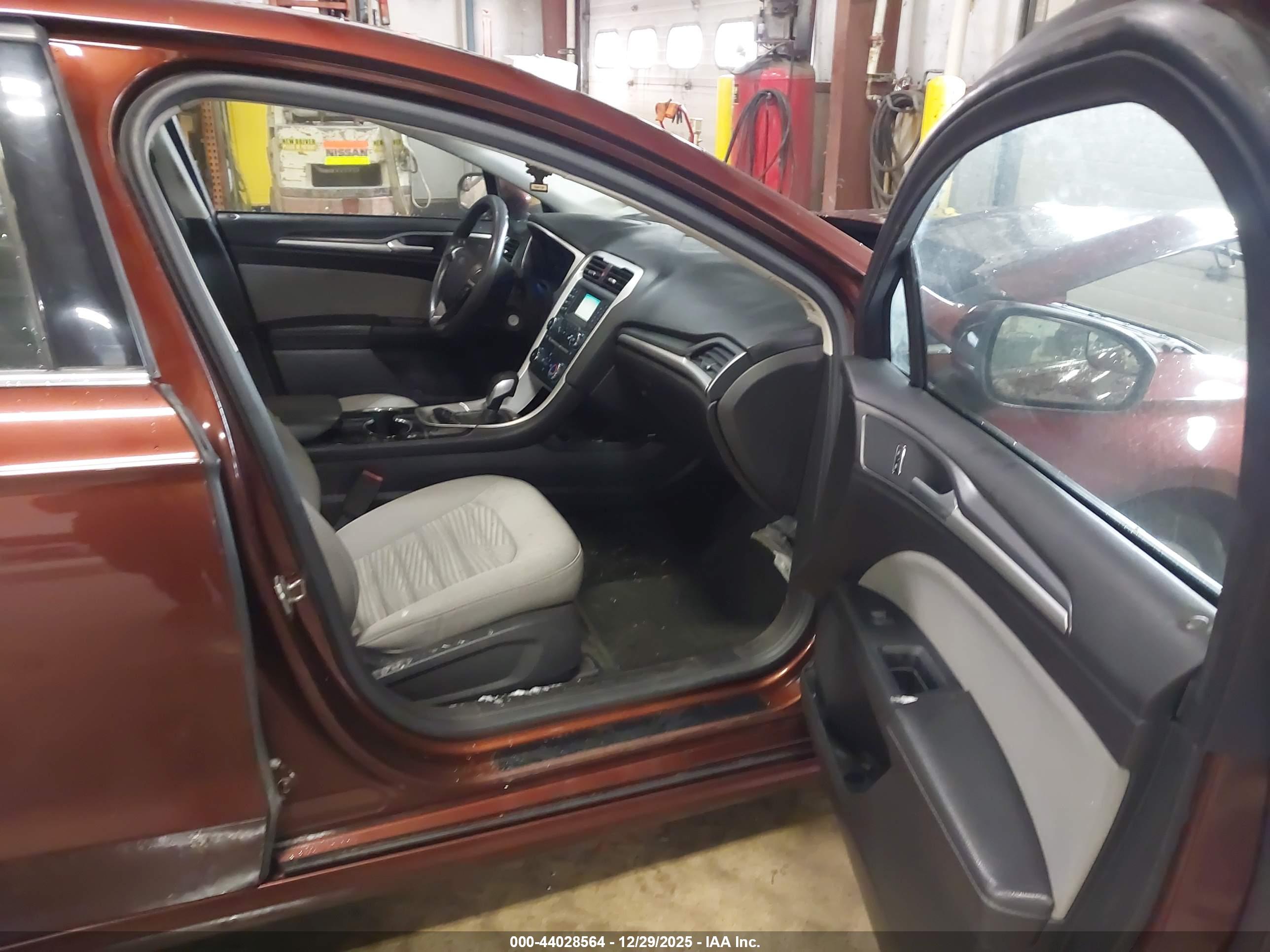 FORD FUSION image 5