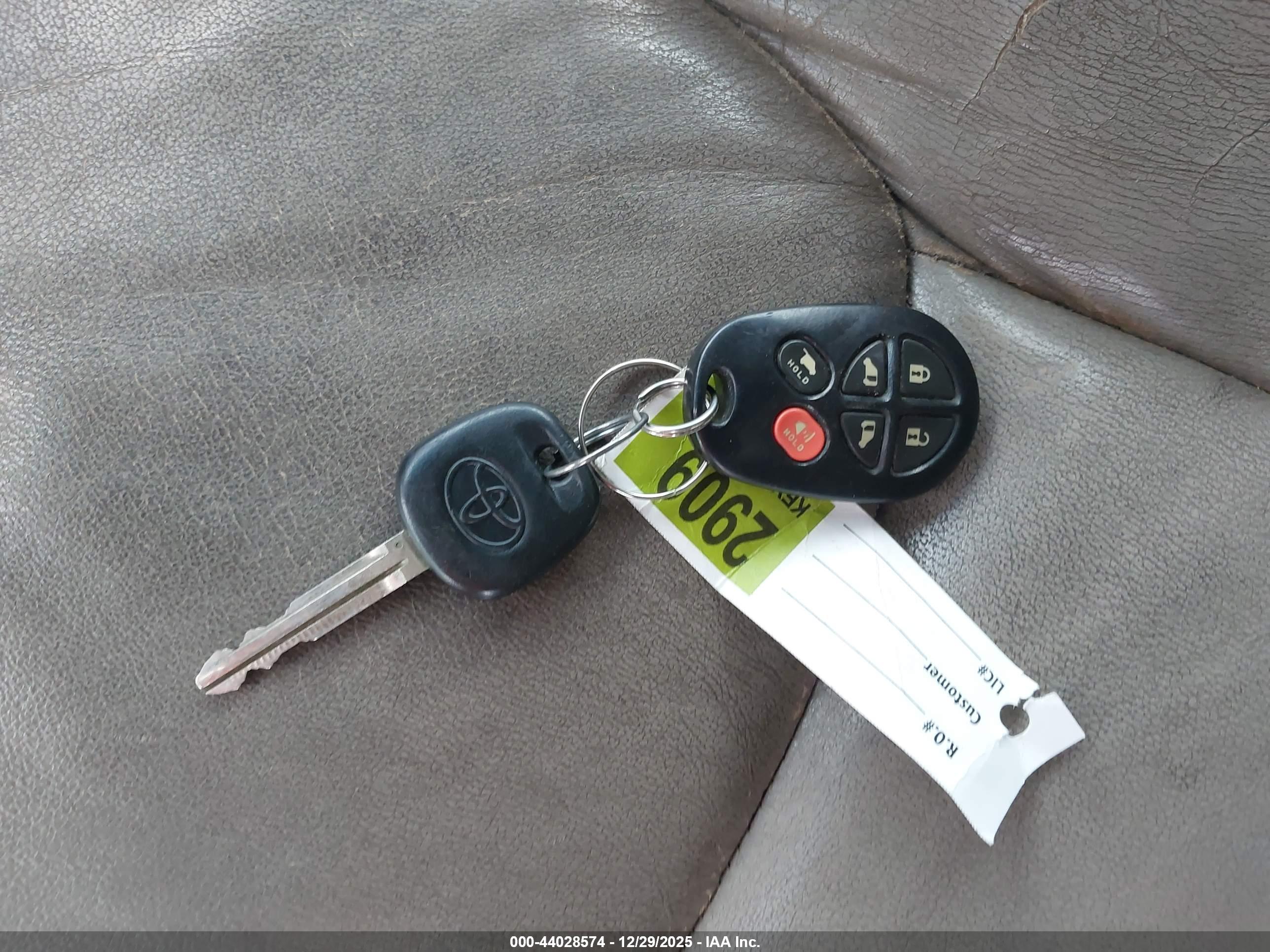 TOYOTA SIENNA image 11