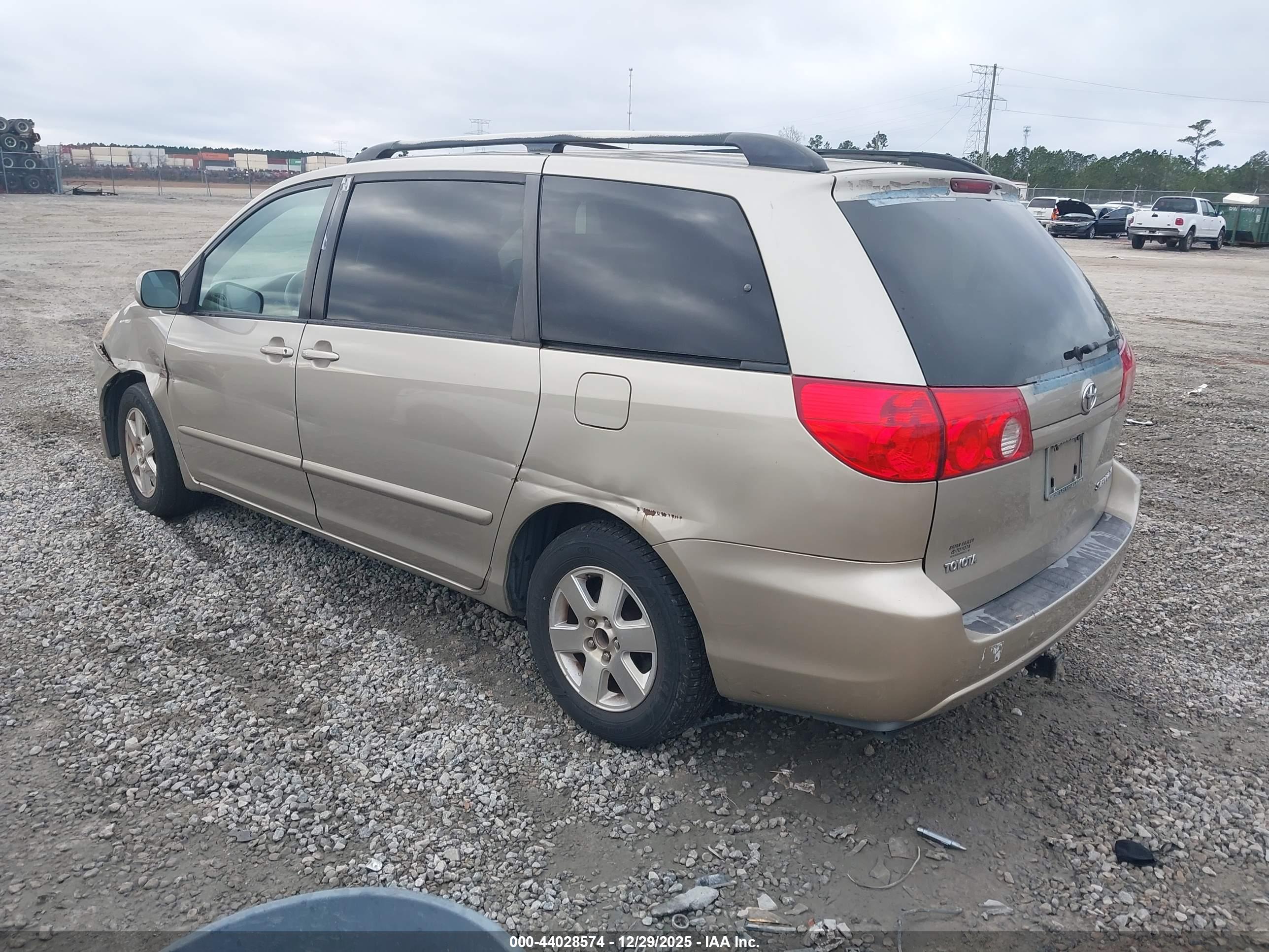 TOYOTA SIENNA image 3