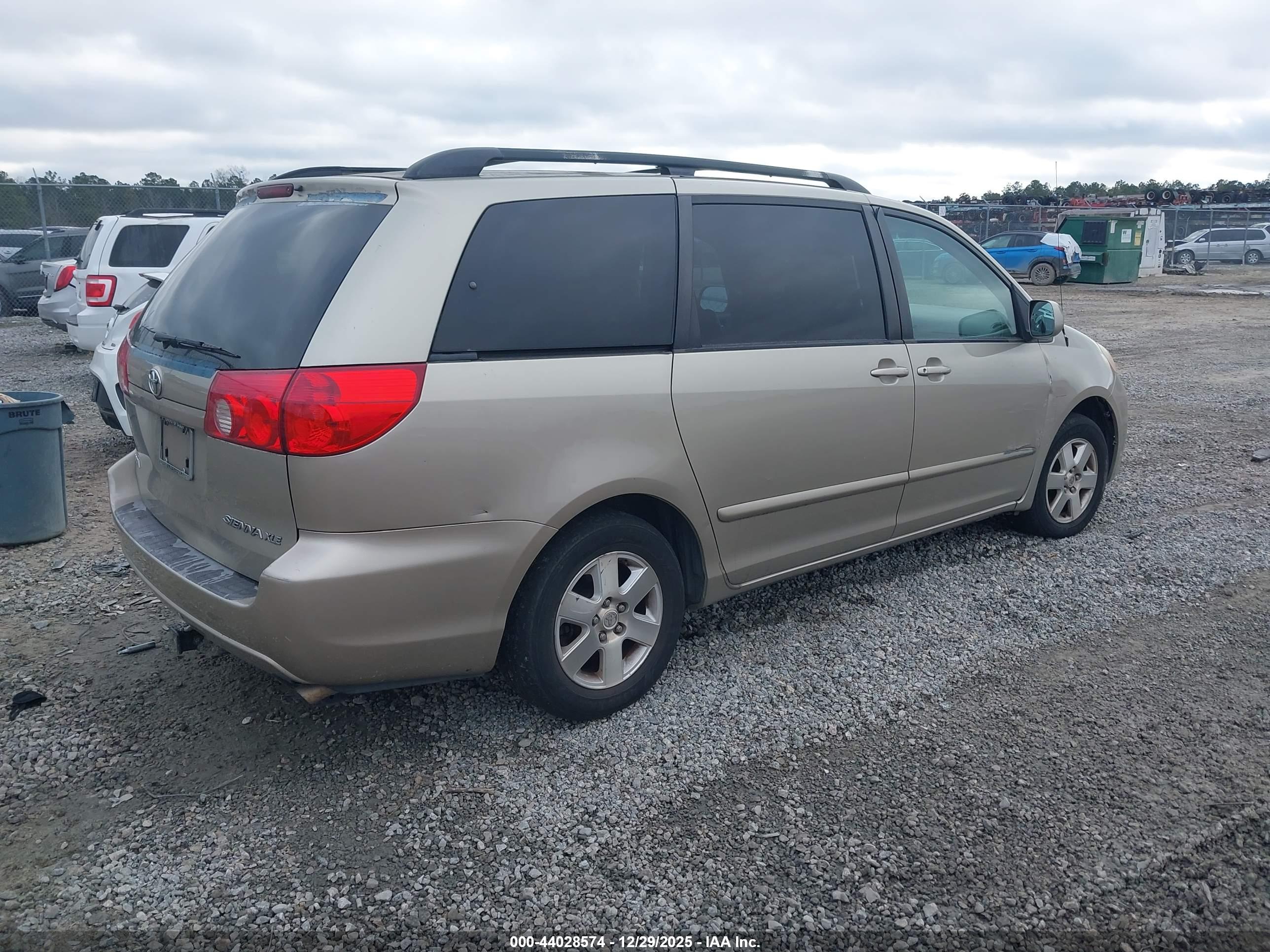 TOYOTA SIENNA image 4