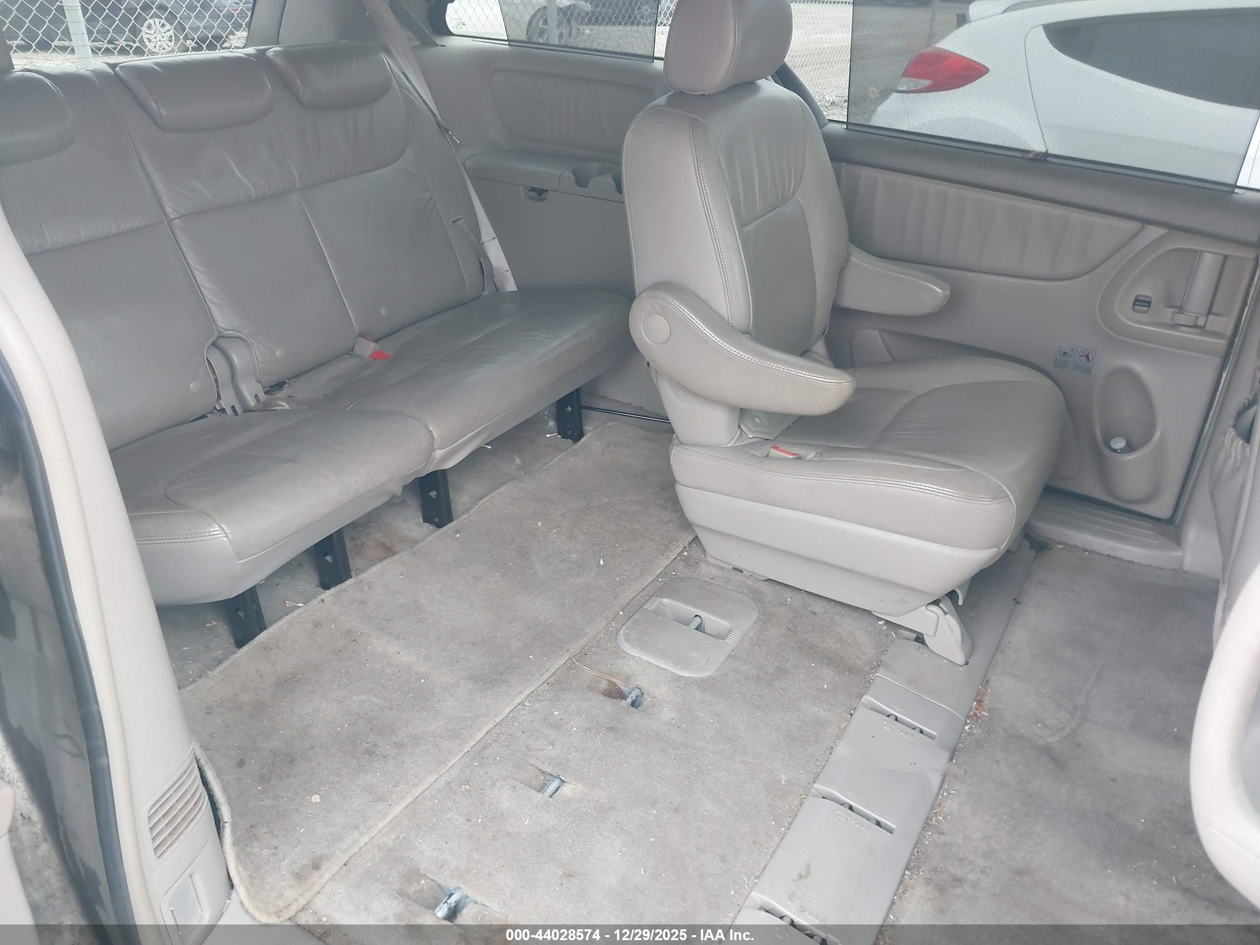 TOYOTA SIENNA image 8