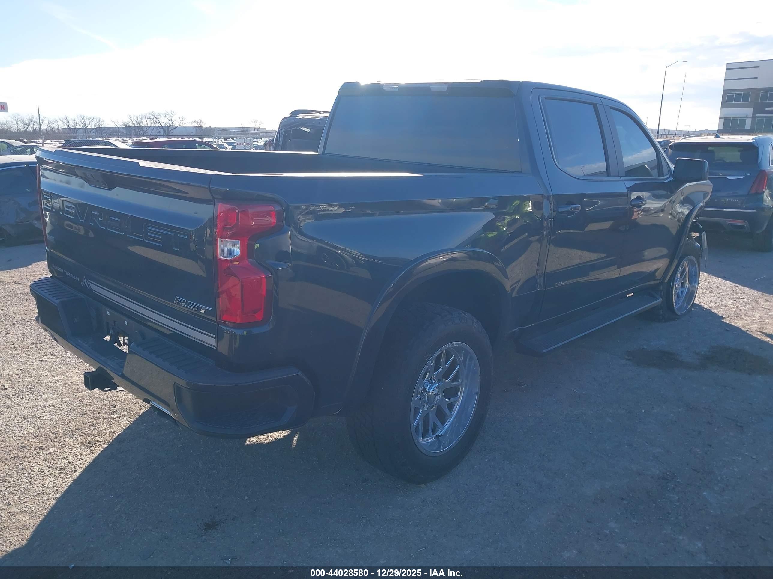 CHEVROLET SILVERADO image 4