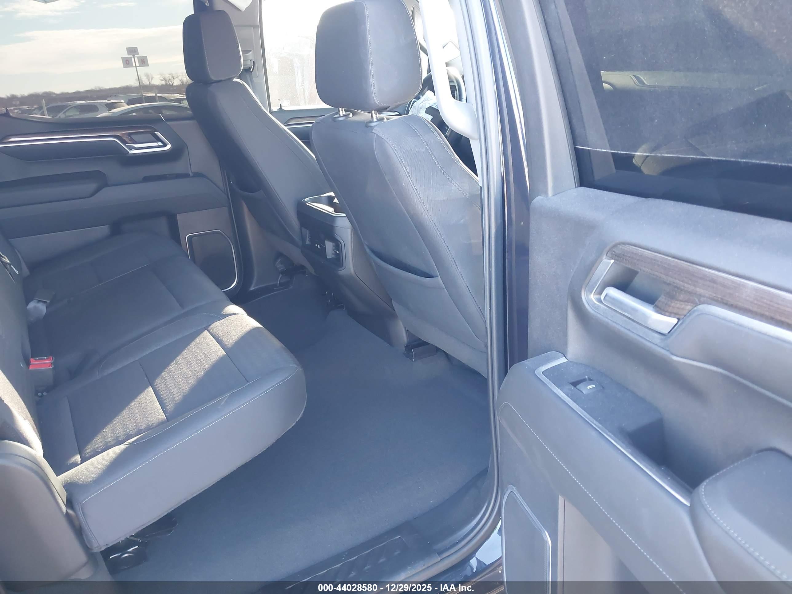 CHEVROLET SILVERADO image 8