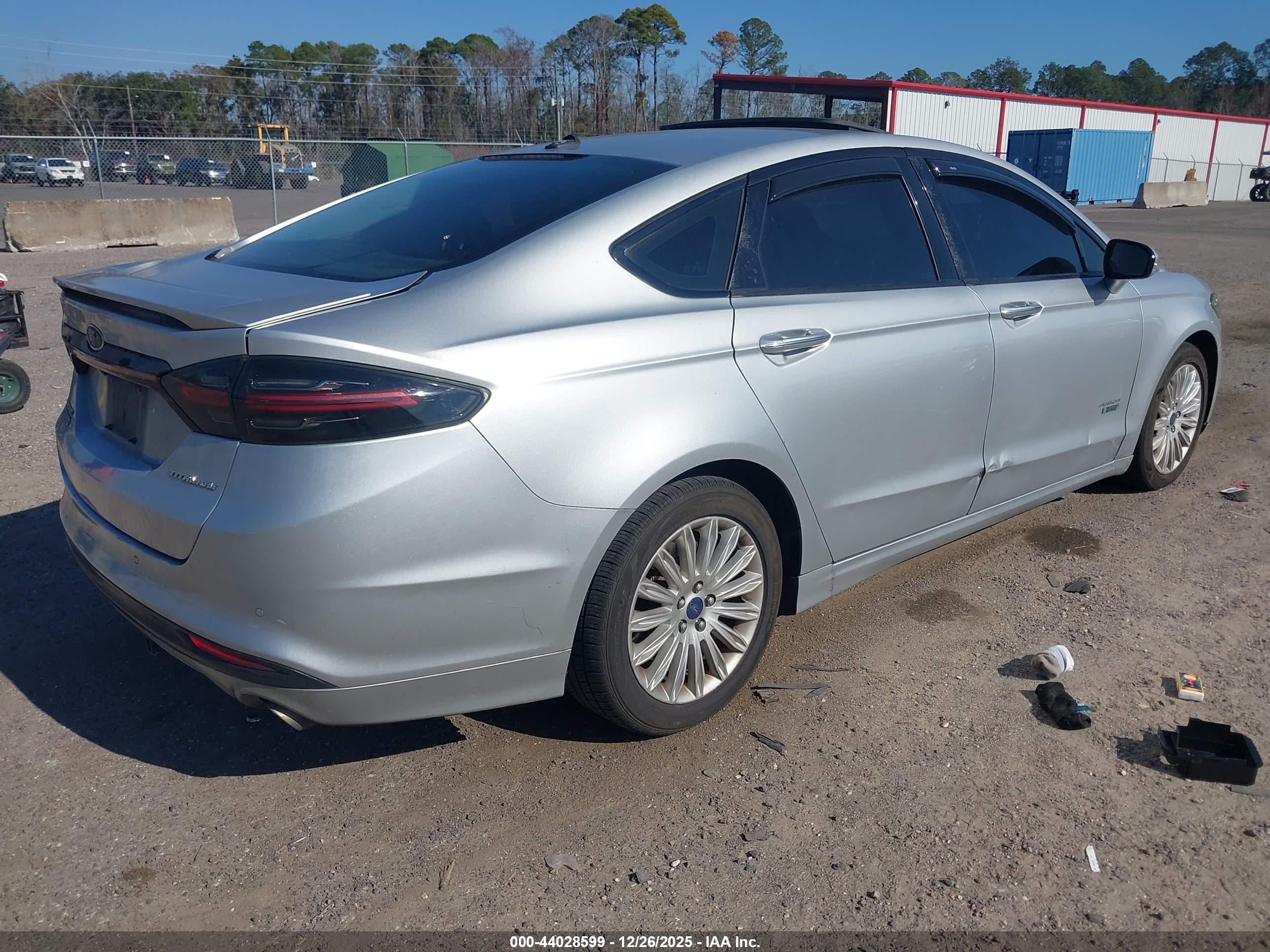 FORD FUSION image 4