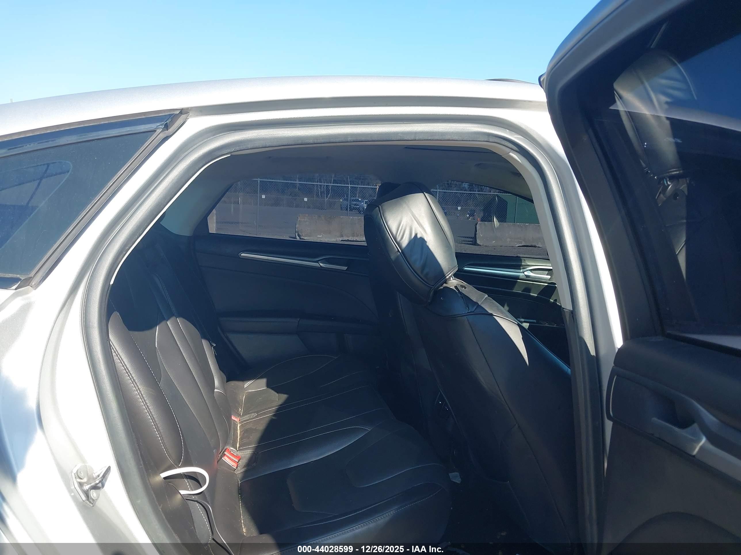 FORD FUSION image 8
