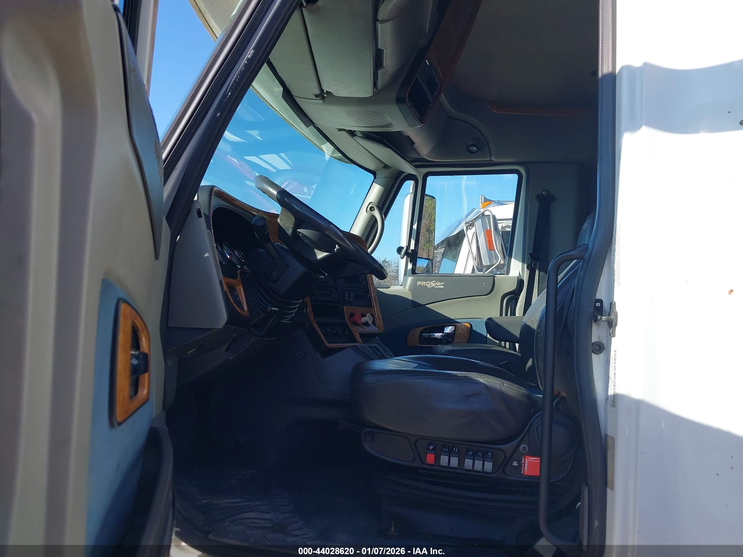 INTERNATIONAL PROSTAR image 8