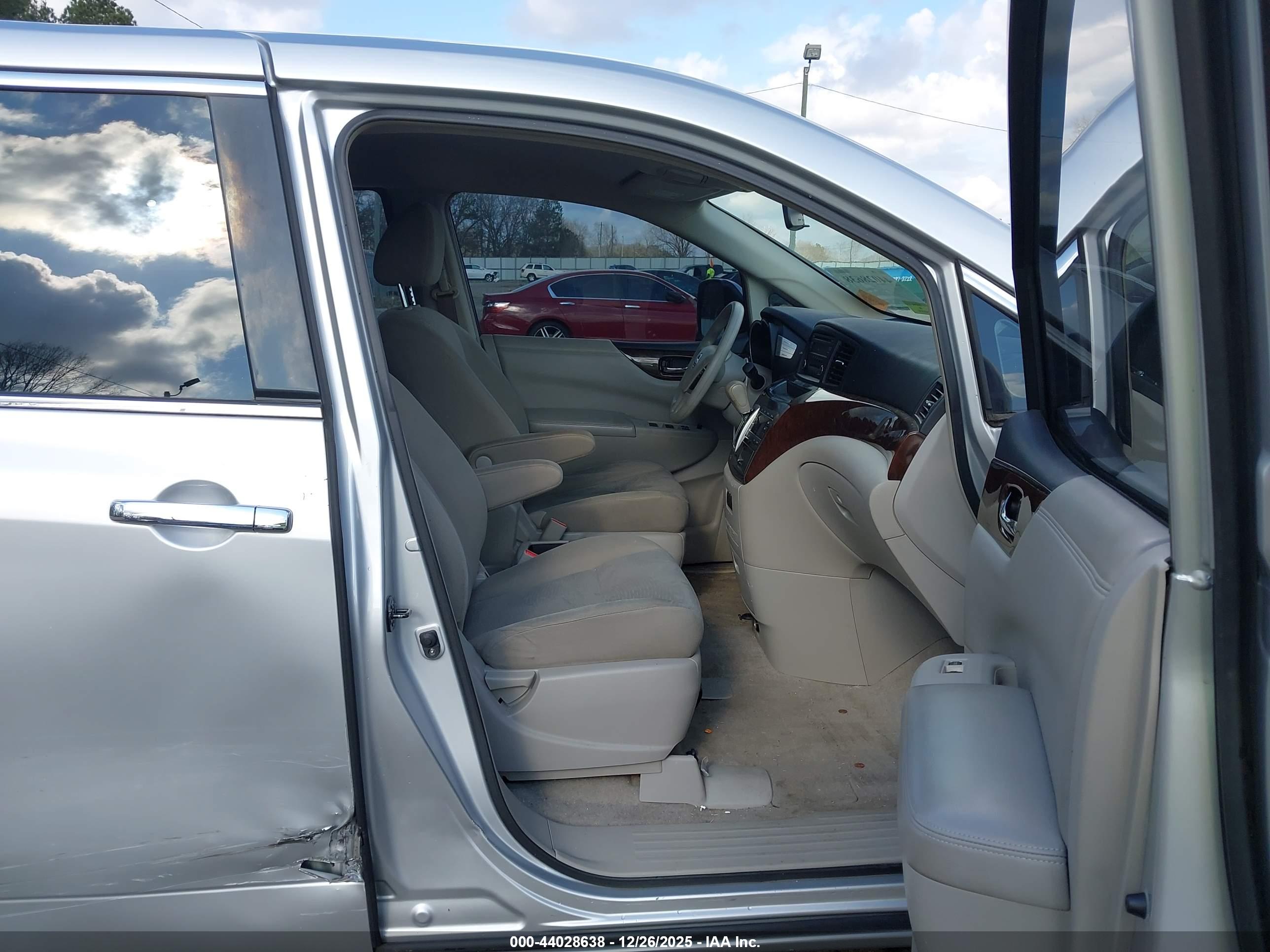NISSAN QUEST image 5