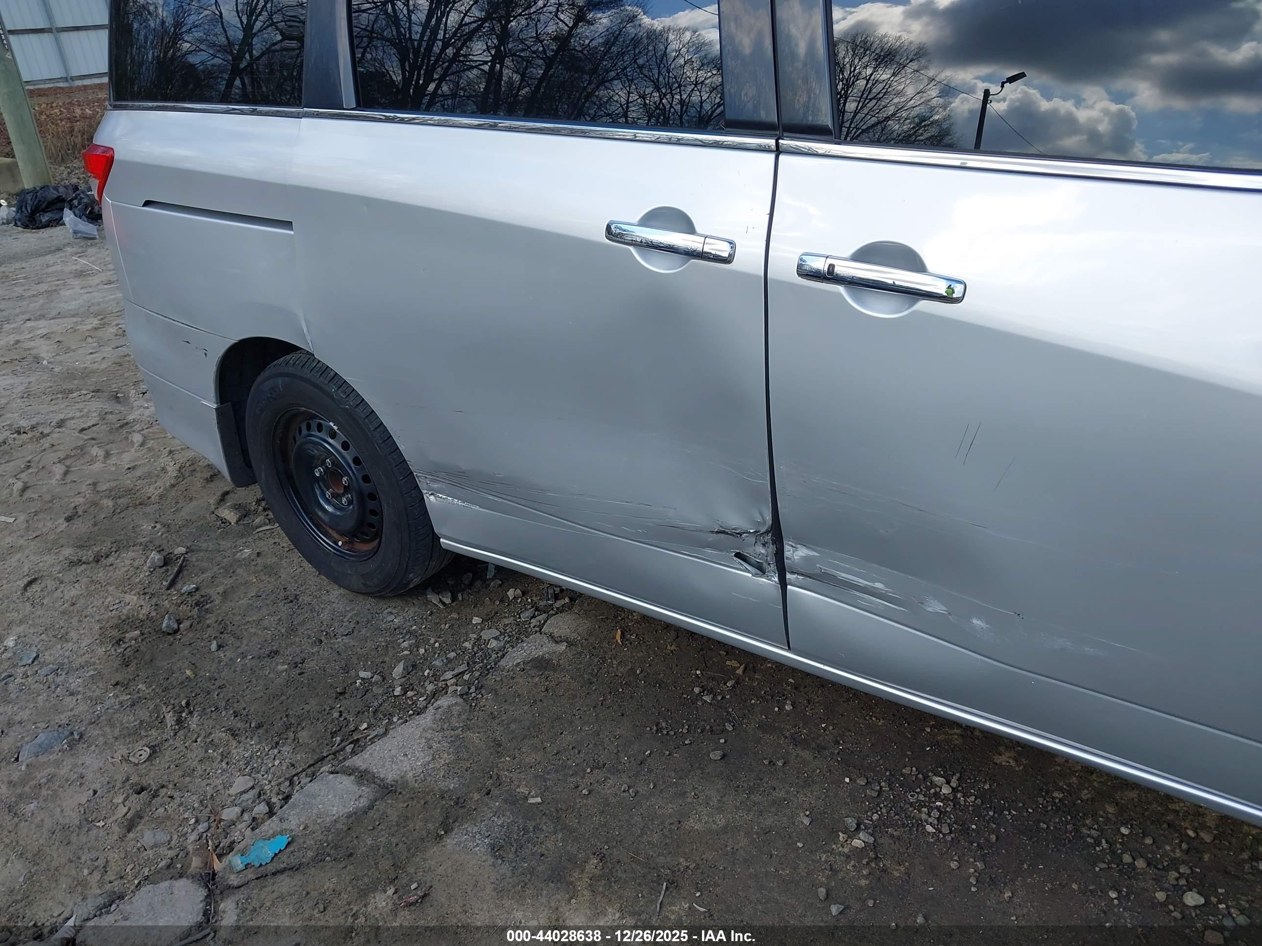 NISSAN QUEST image 6