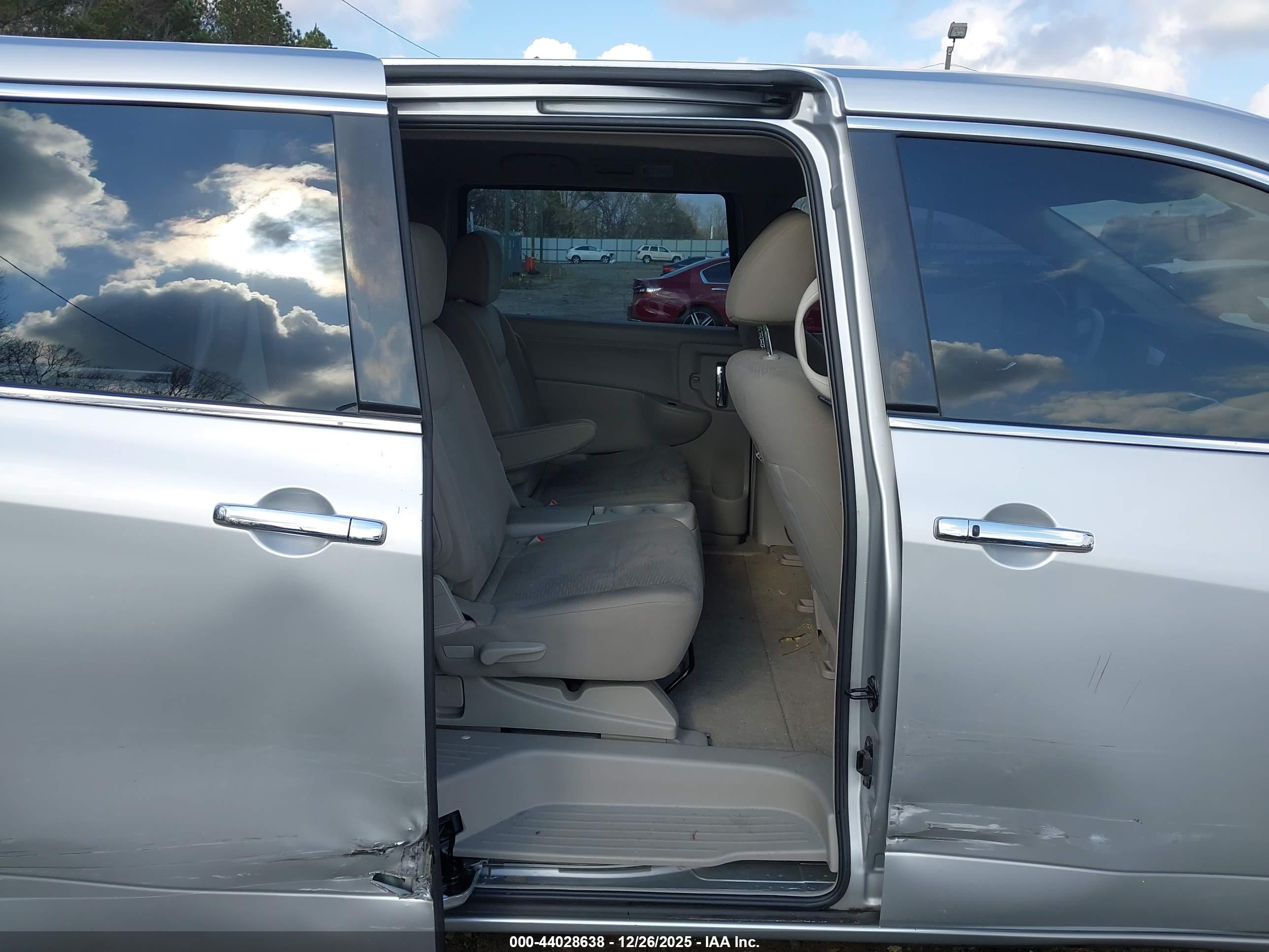 NISSAN QUEST image 8