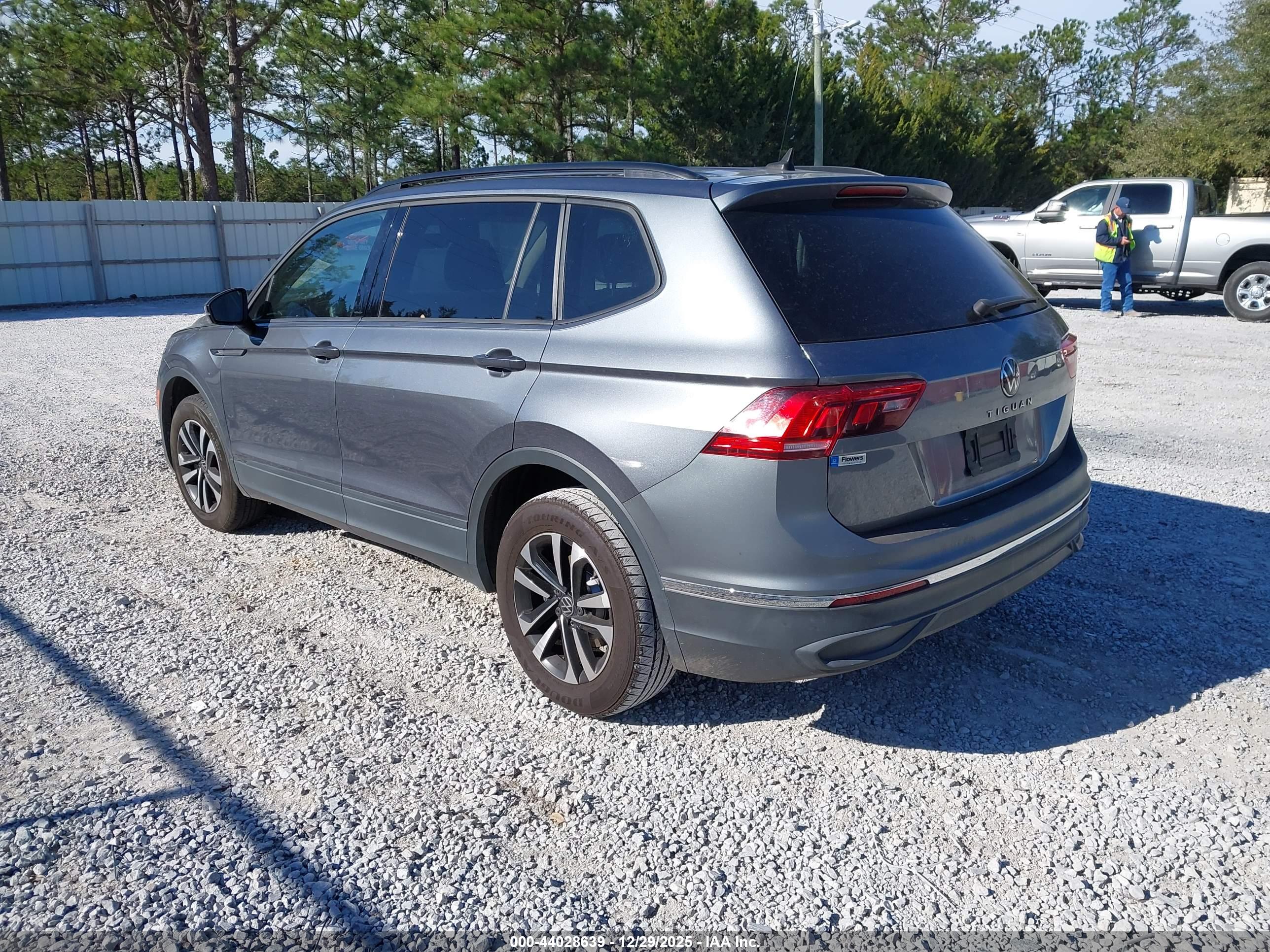 VOLKSWAGEN TIGUAN image 3