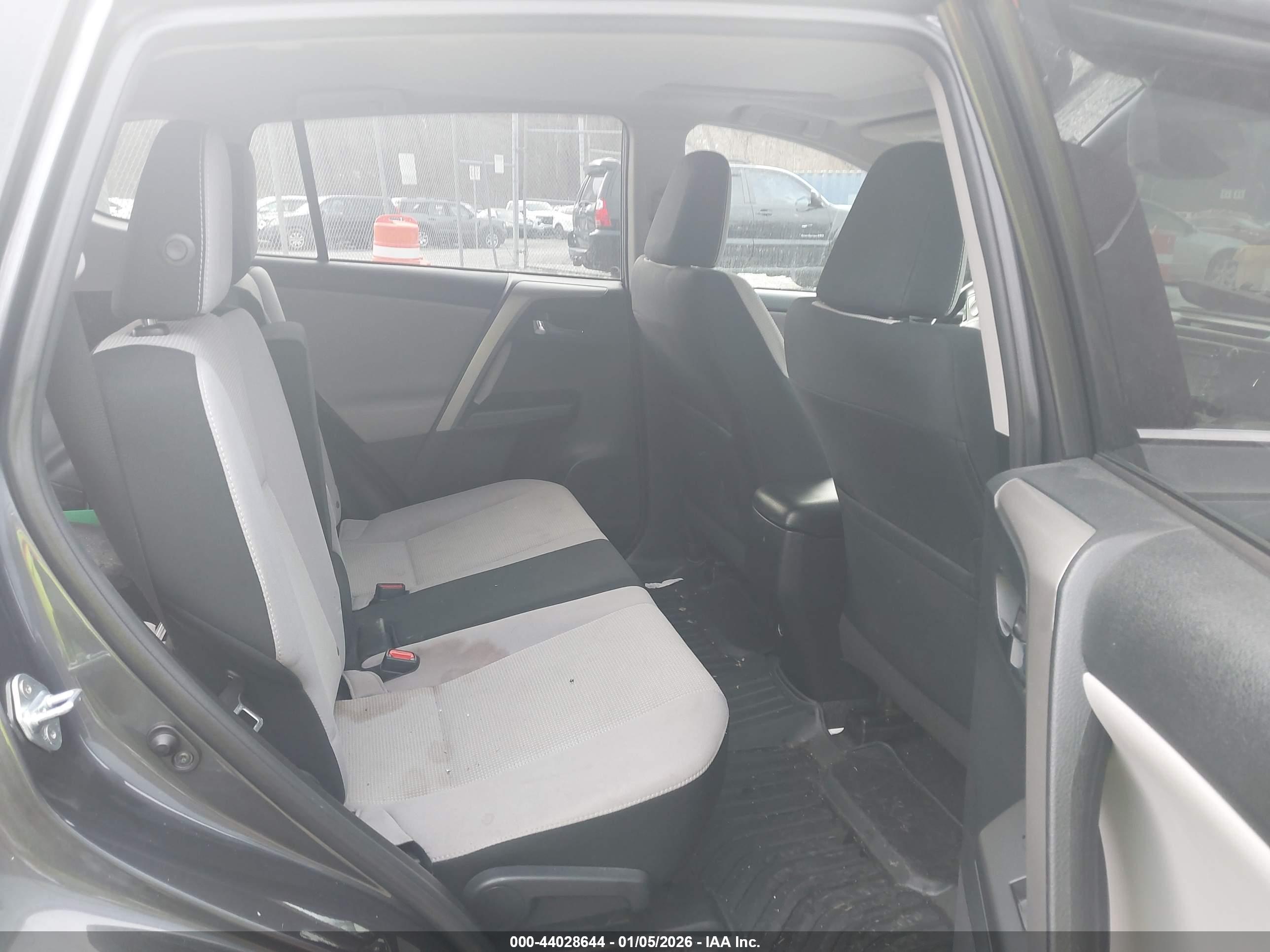 TOYOTA RAV4 image 8