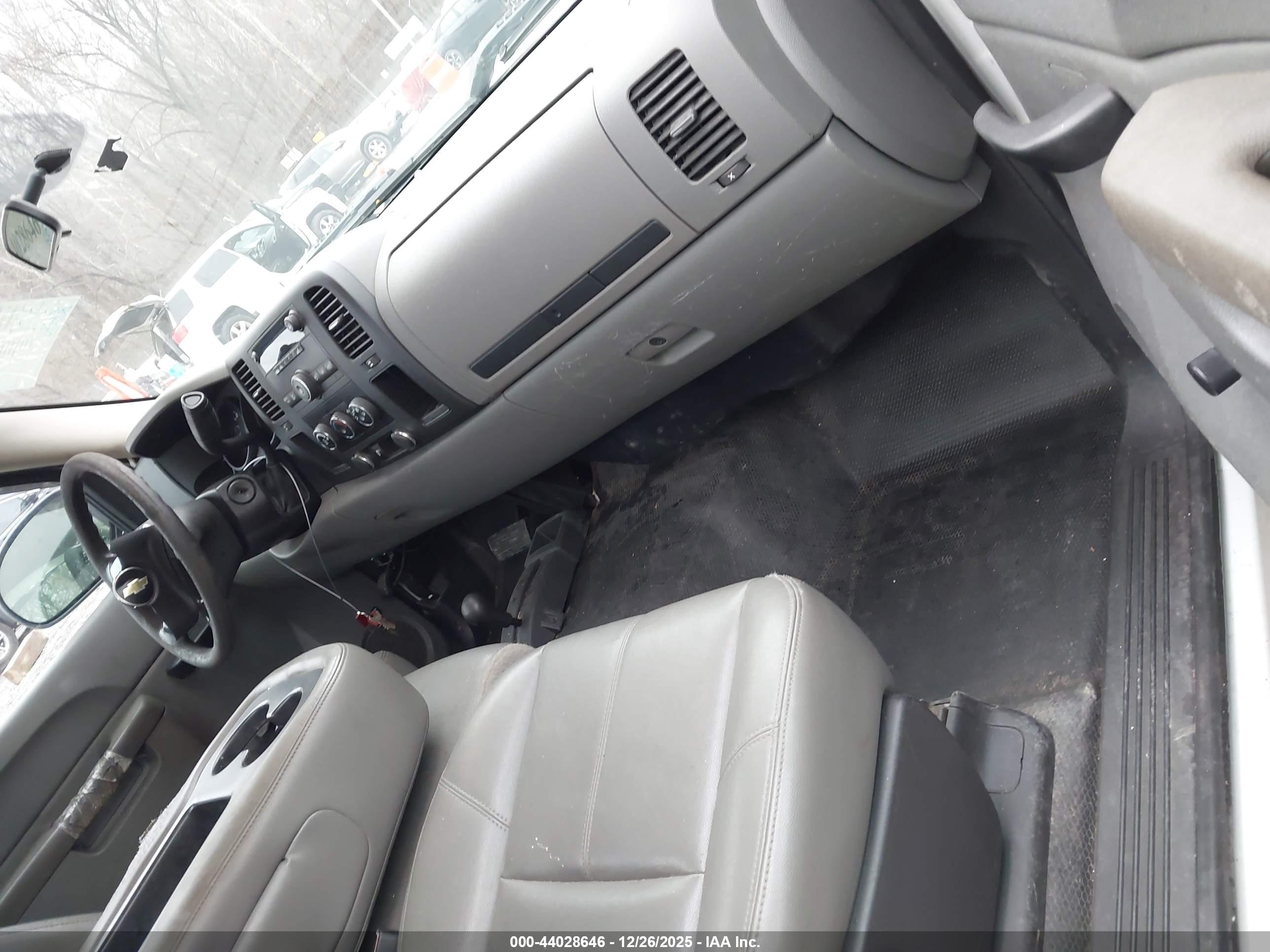CHEVROLET SILVERADO image 5