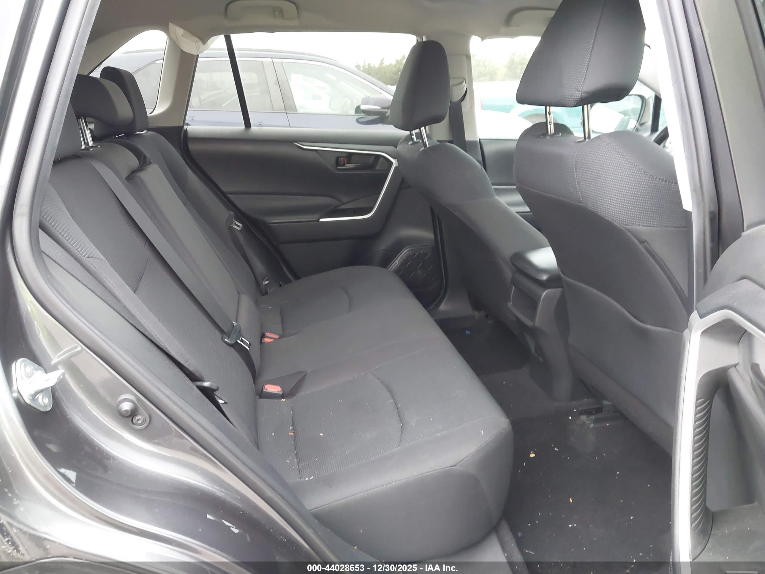 TOYOTA RAV4 image 8