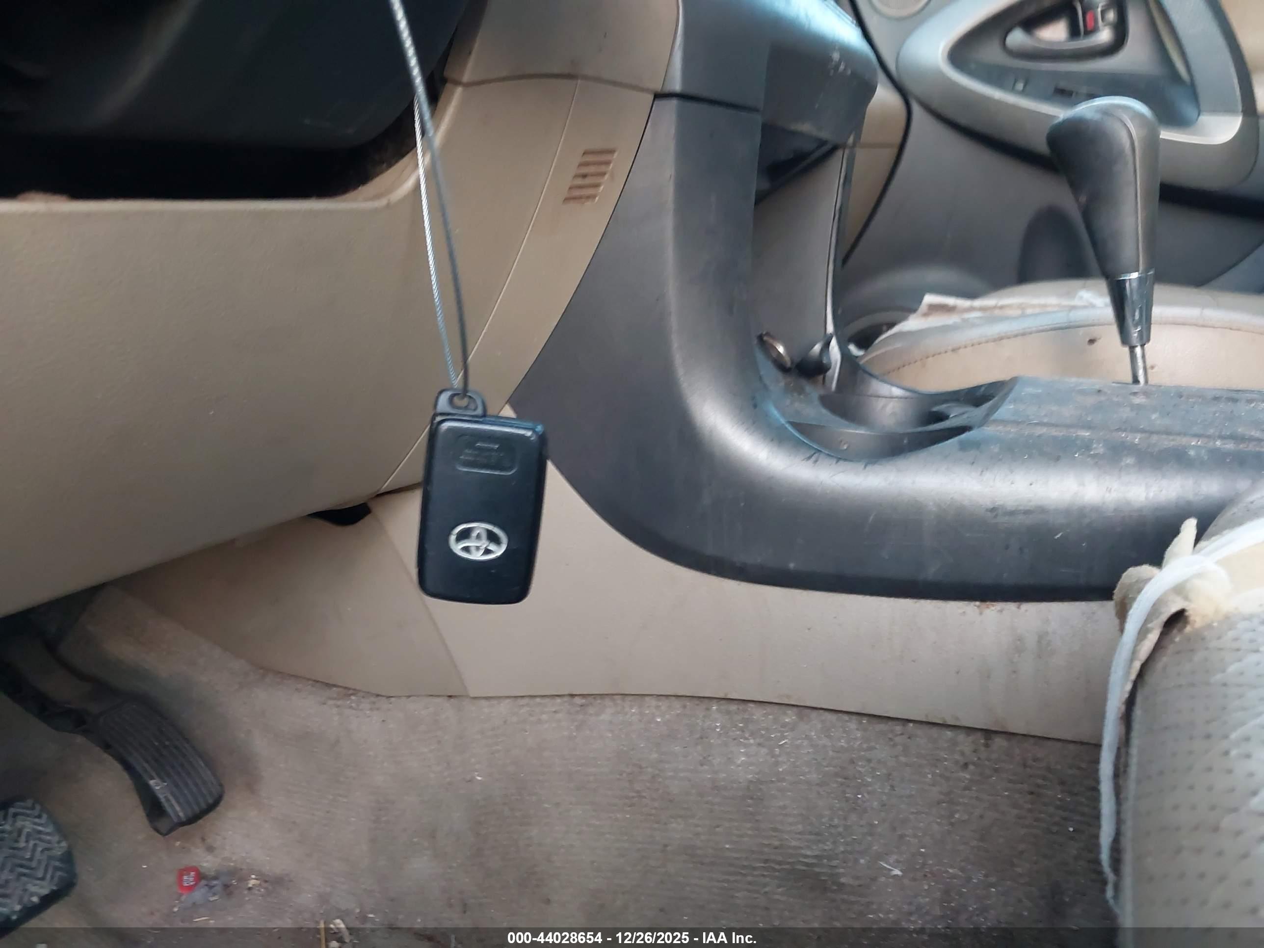 TOYOTA RAV4 image 11