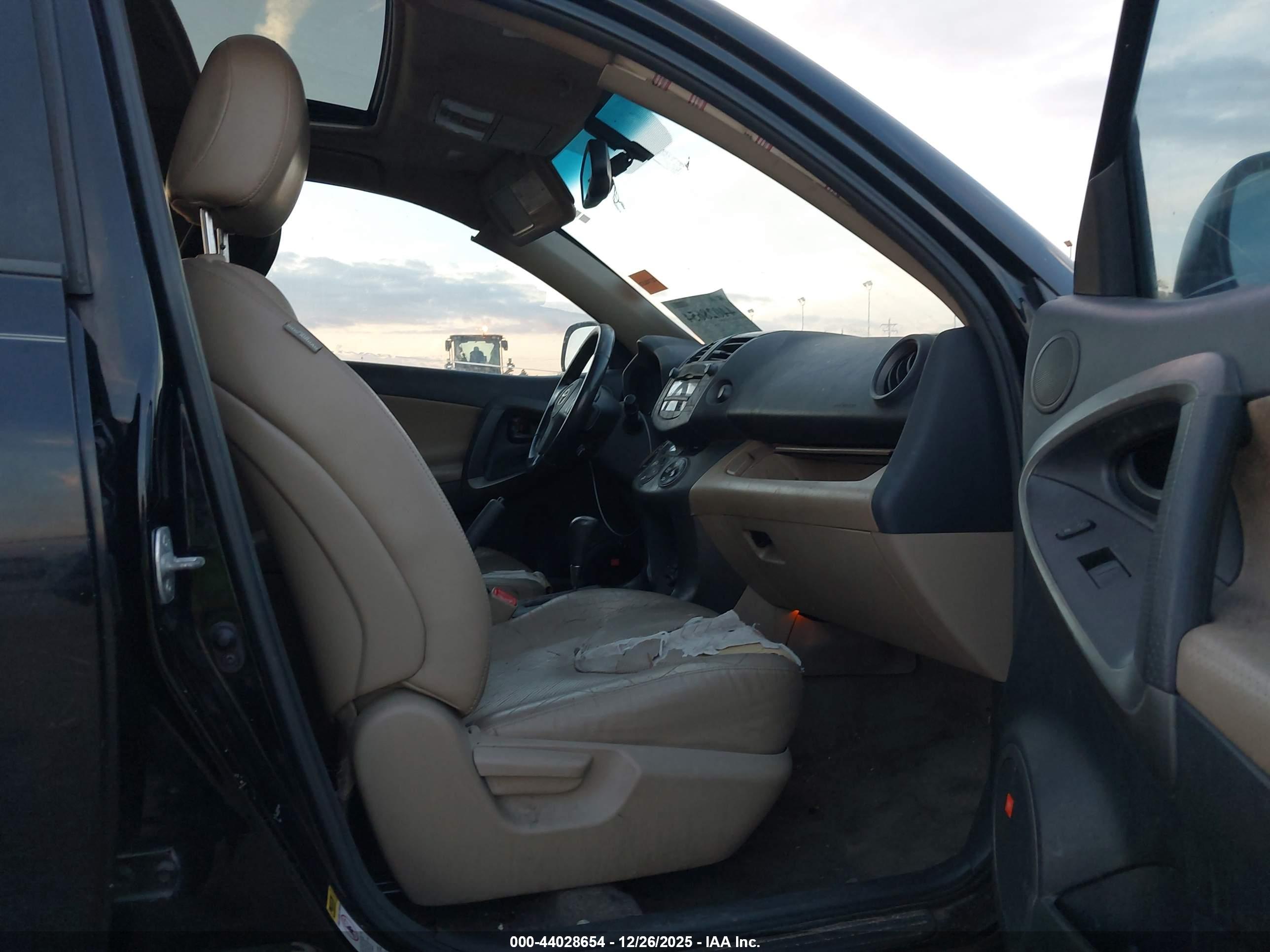 TOYOTA RAV4 image 5