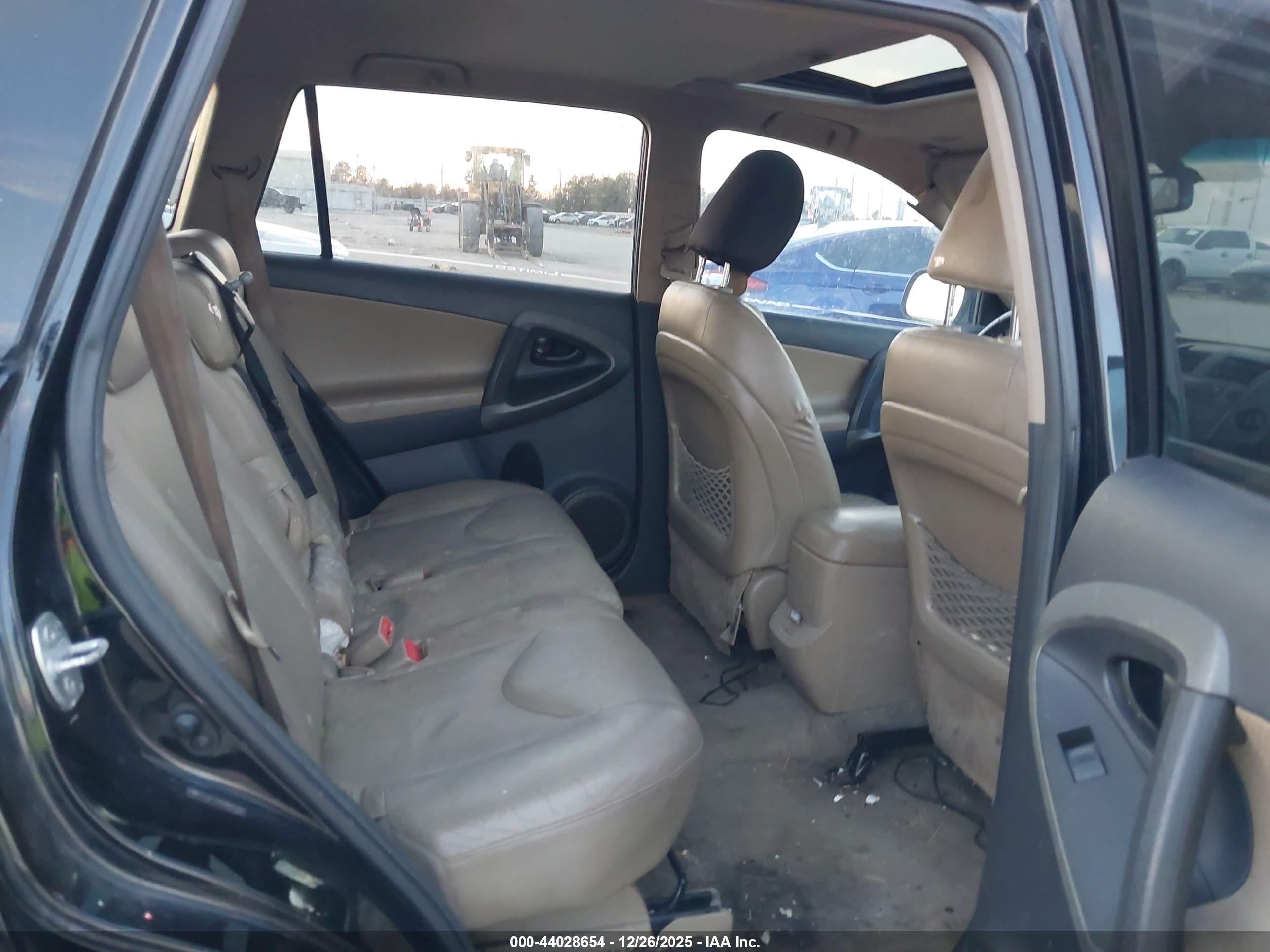 TOYOTA RAV4 image 8