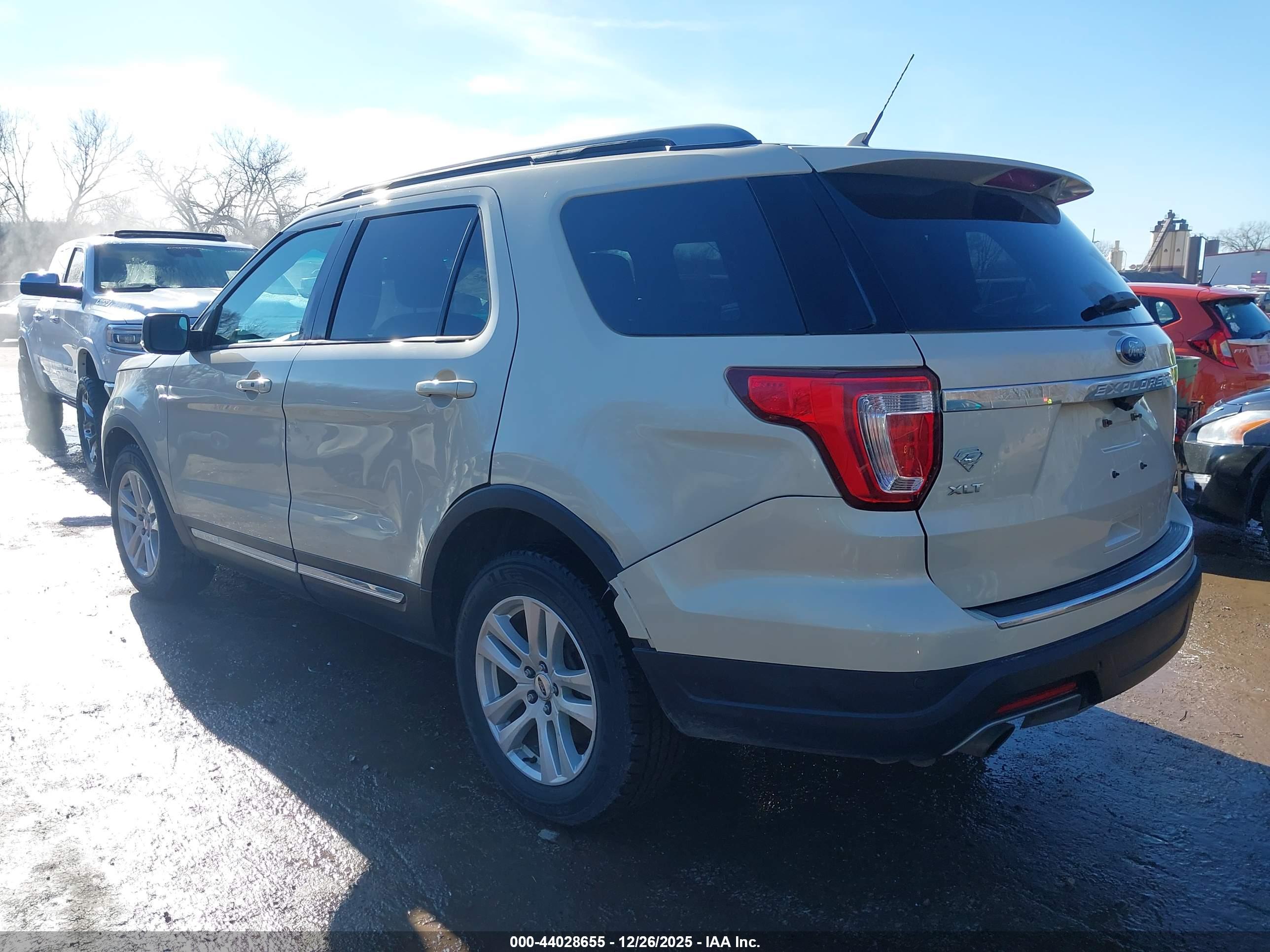 FORD EXPLORER image 3