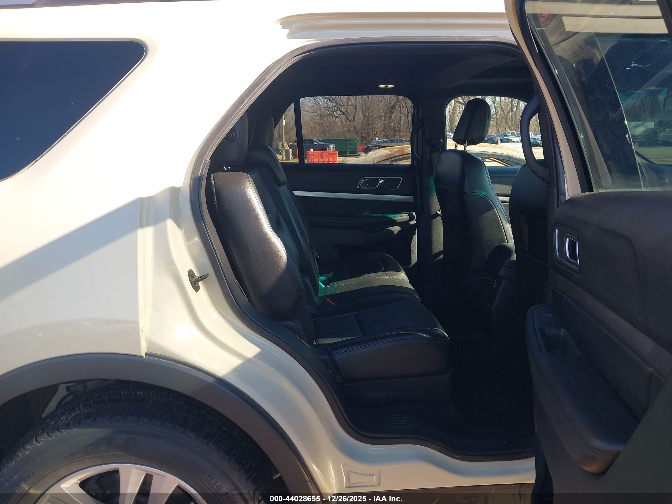 FORD EXPLORER image 8
