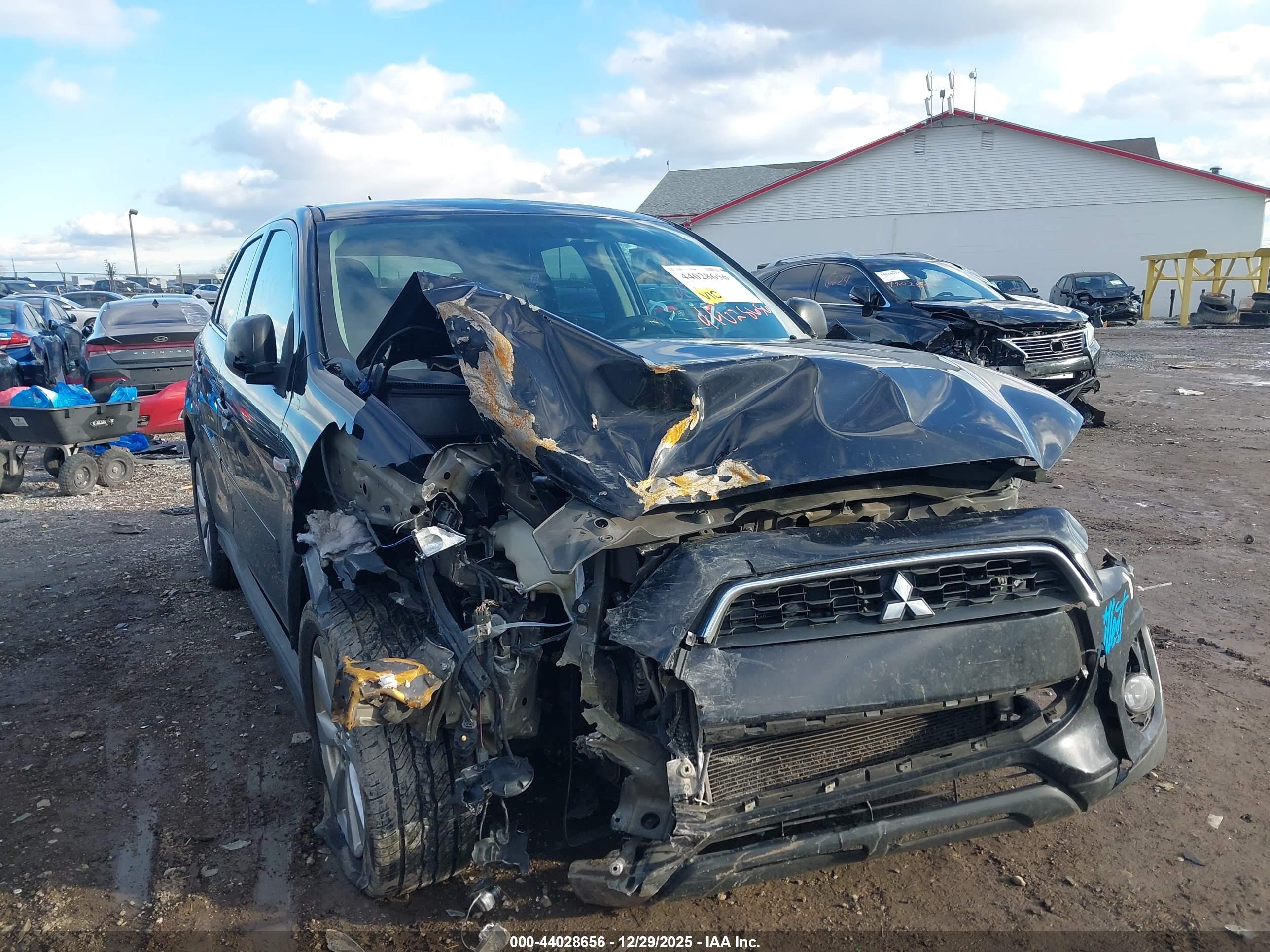 MITSUBISHI OUTLANDER image 6