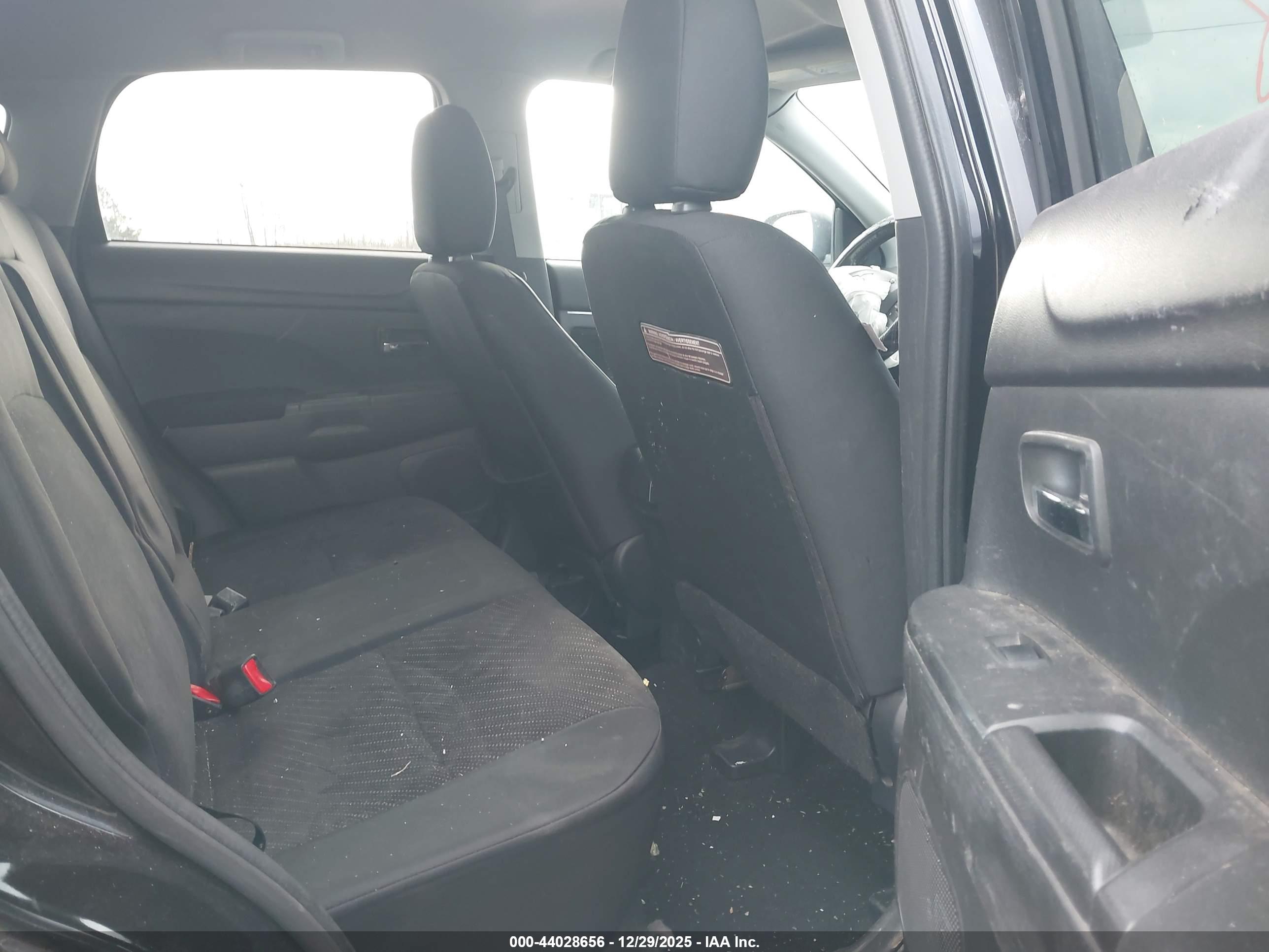 MITSUBISHI OUTLANDER image 8