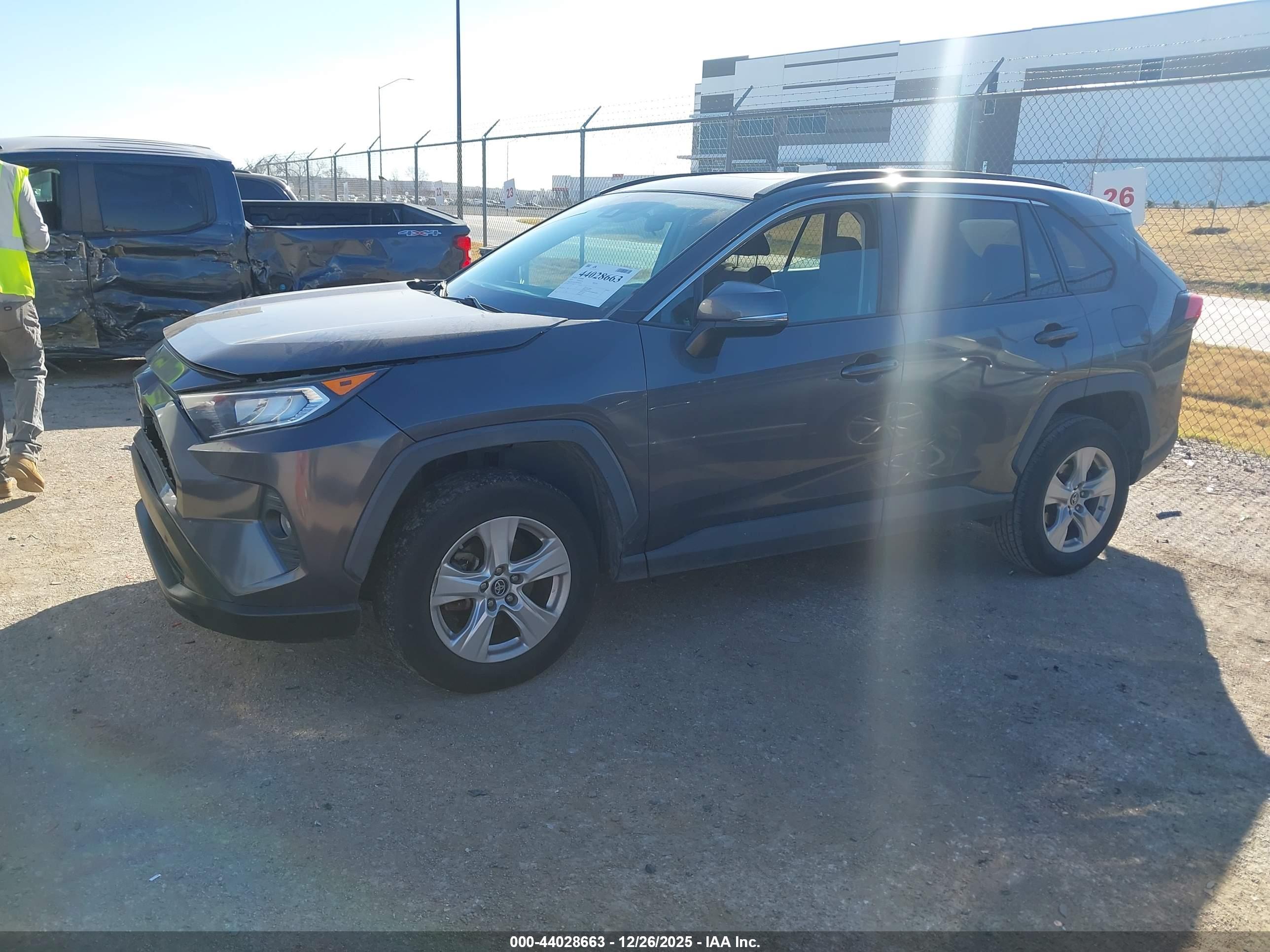 TOYOTA RAV4 image 2