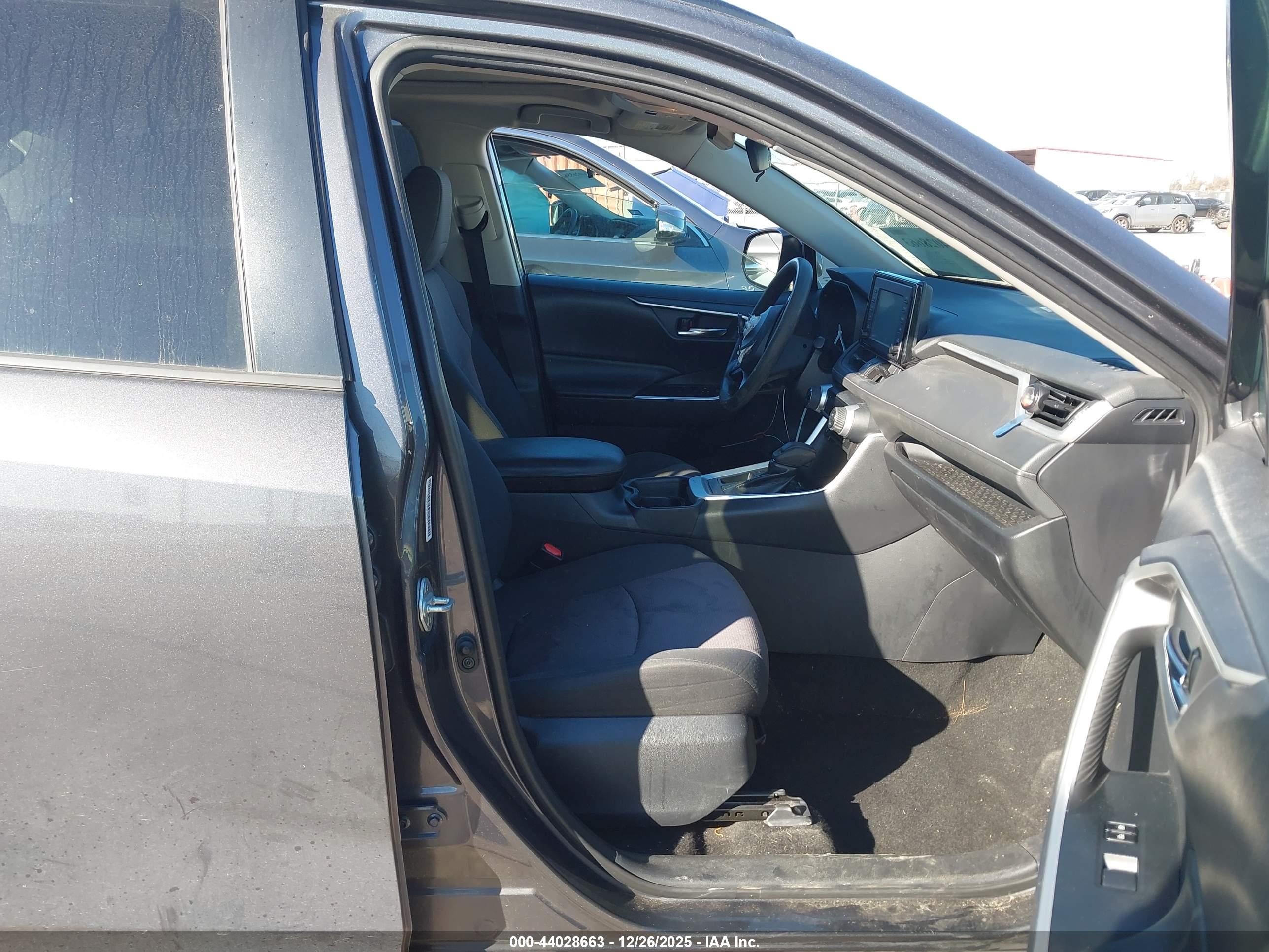 TOYOTA RAV4 image 5