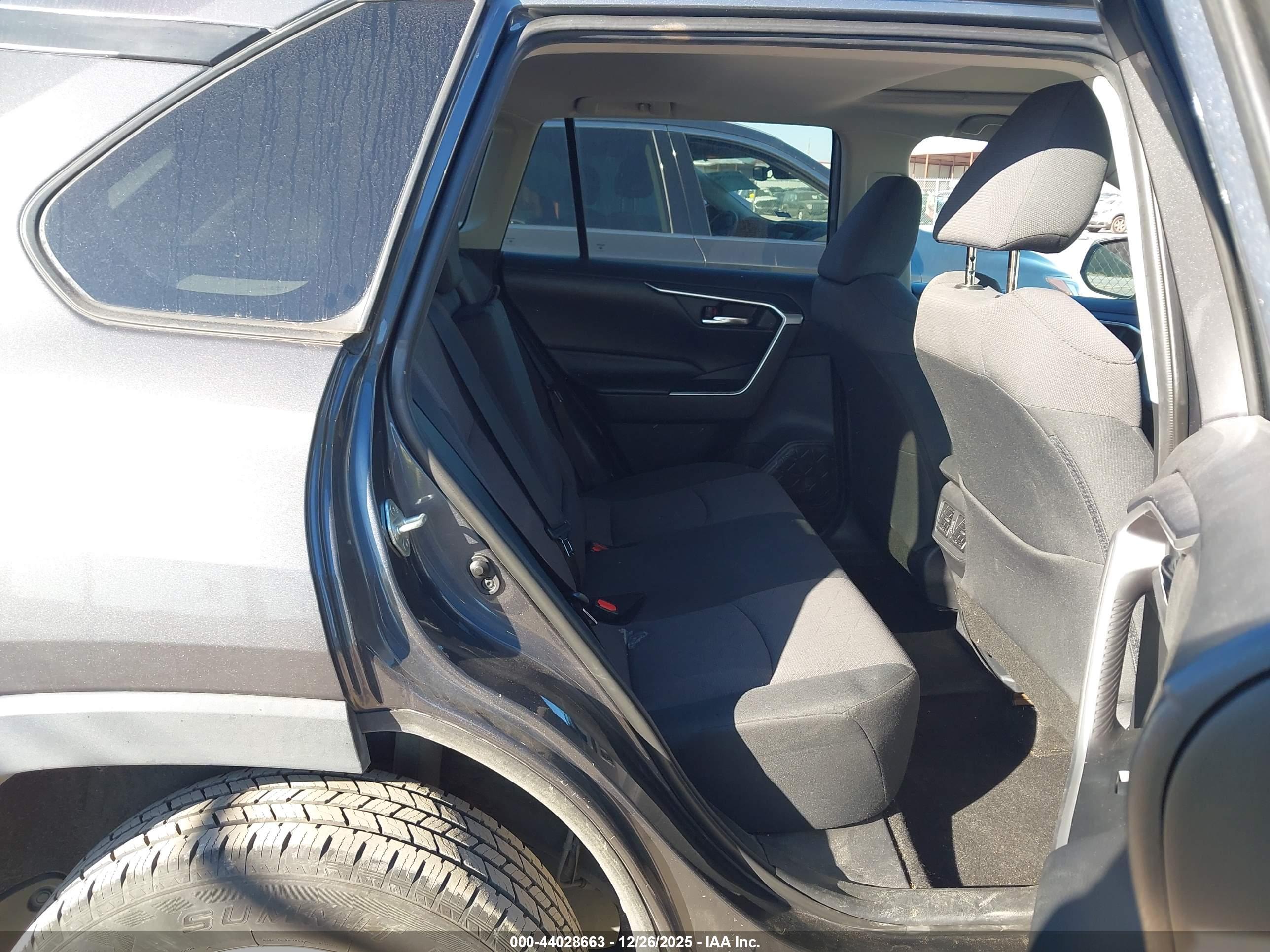 TOYOTA RAV4 image 8