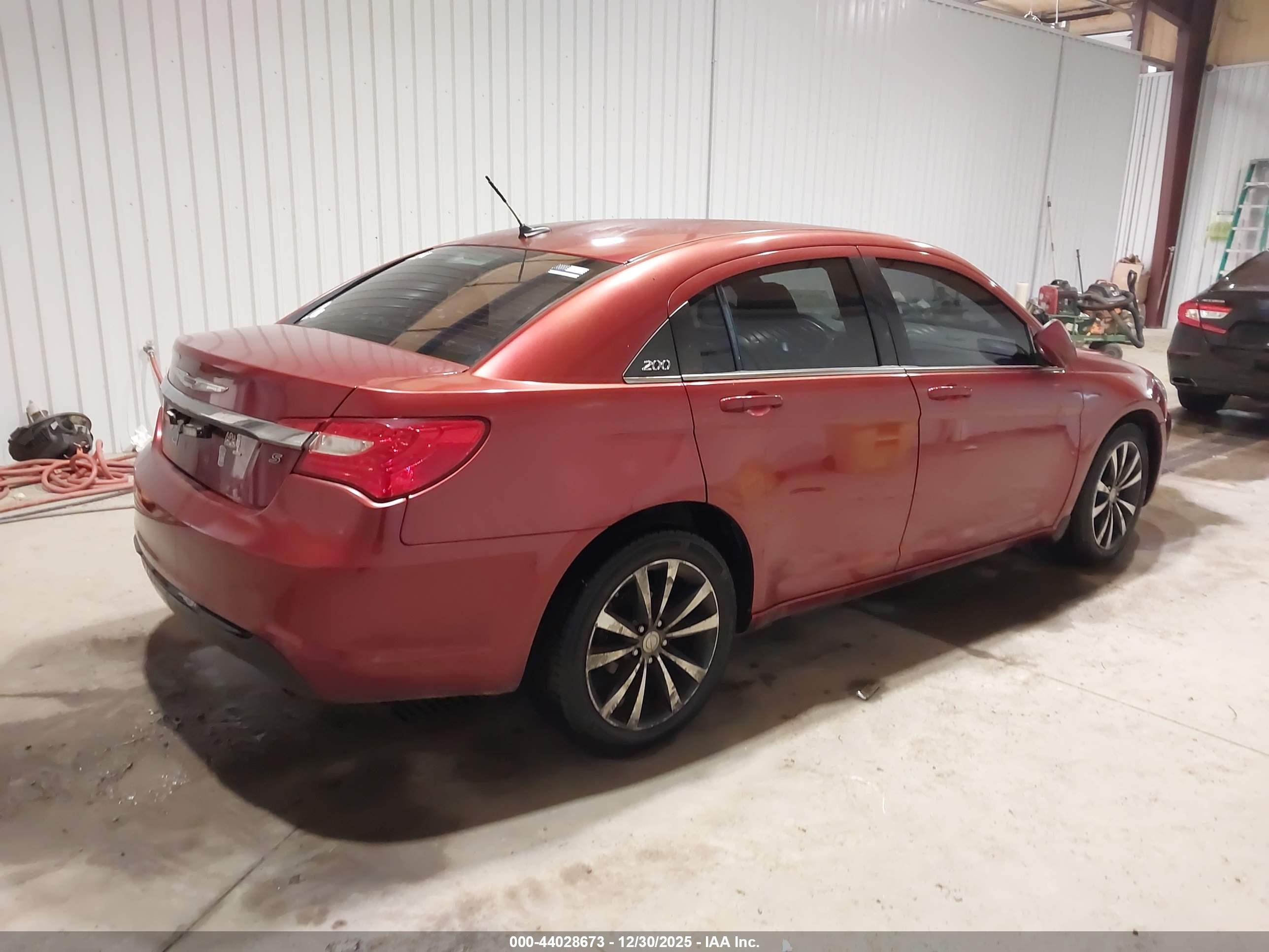 CHRYSLER 200 image 4