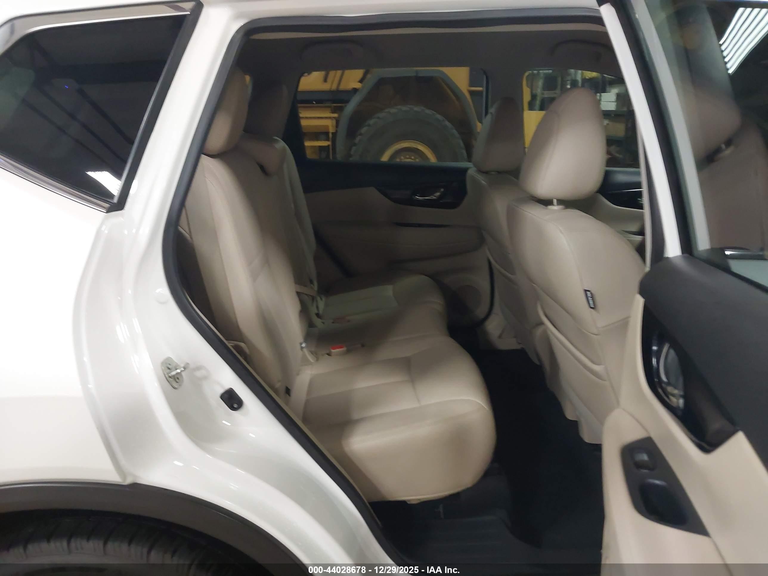 NISSAN ROGUE image 8