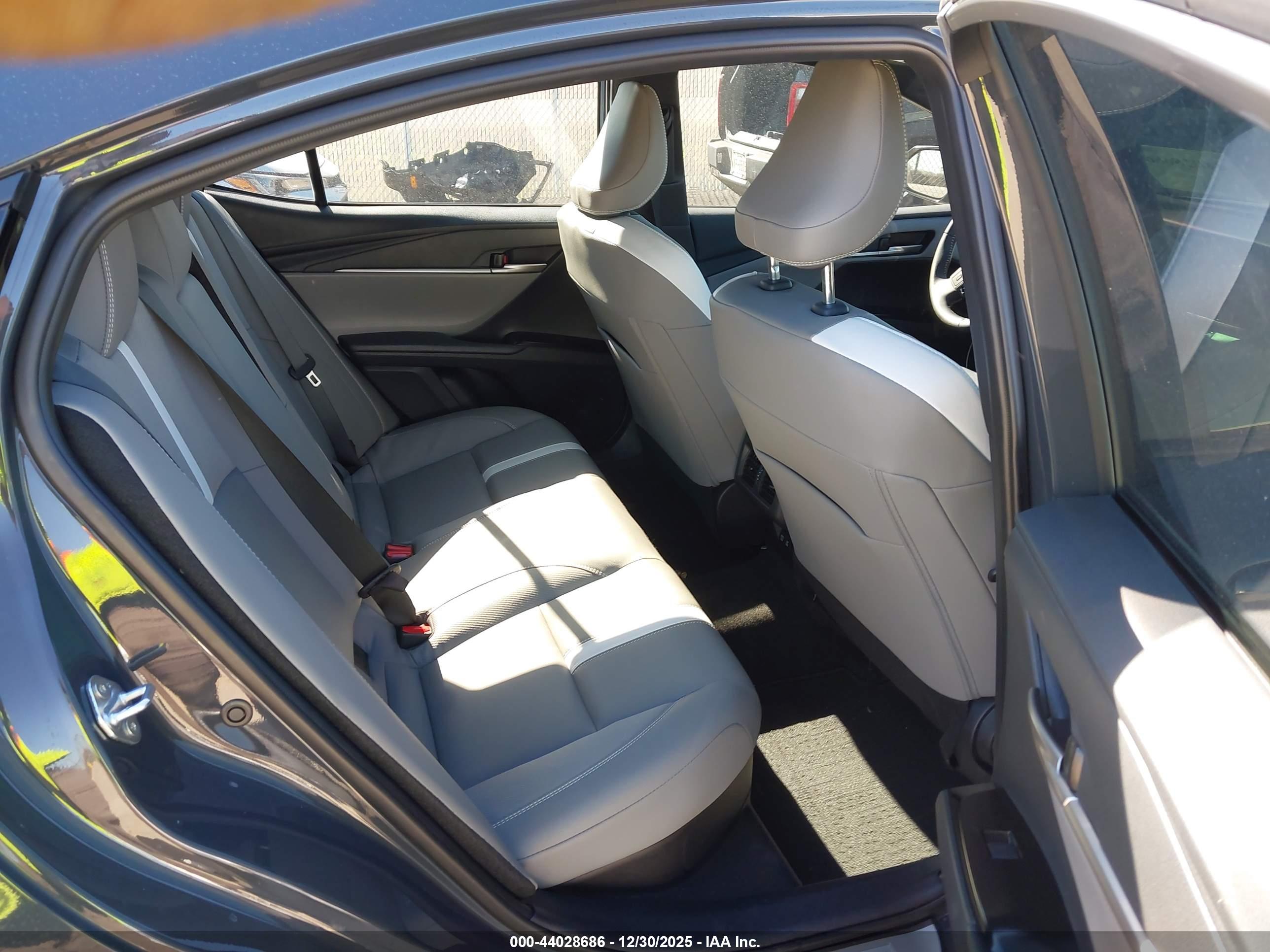 TOYOTA CAMRY image 8