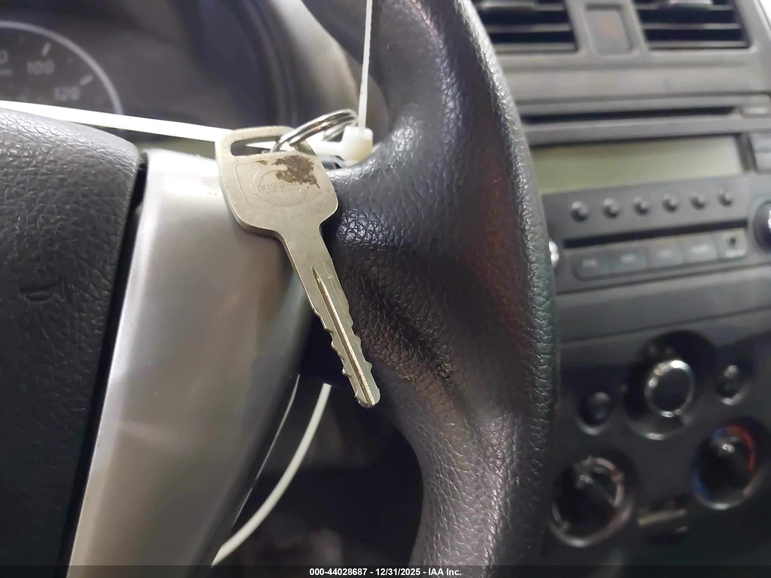NISSAN VERSA image 11