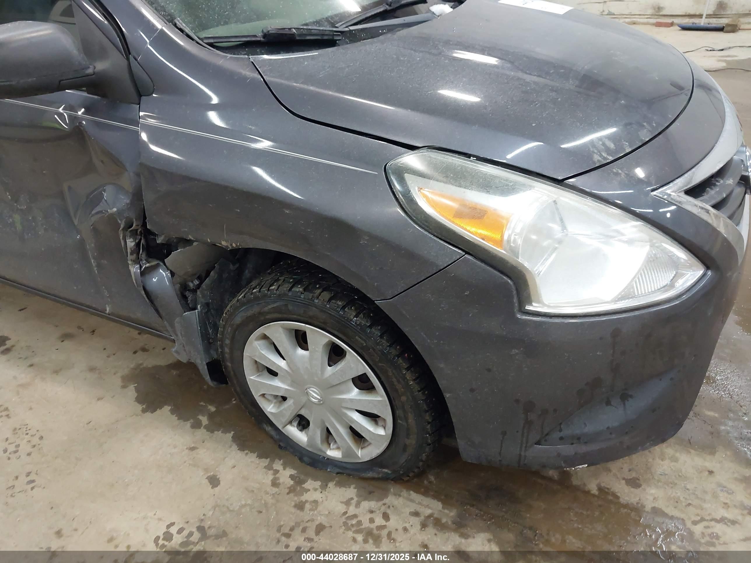 NISSAN VERSA image 6