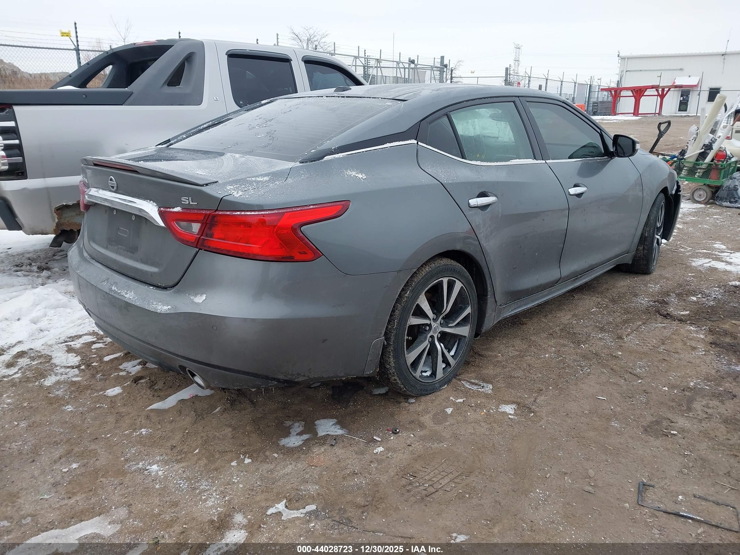 NISSAN MAXIMA image 4