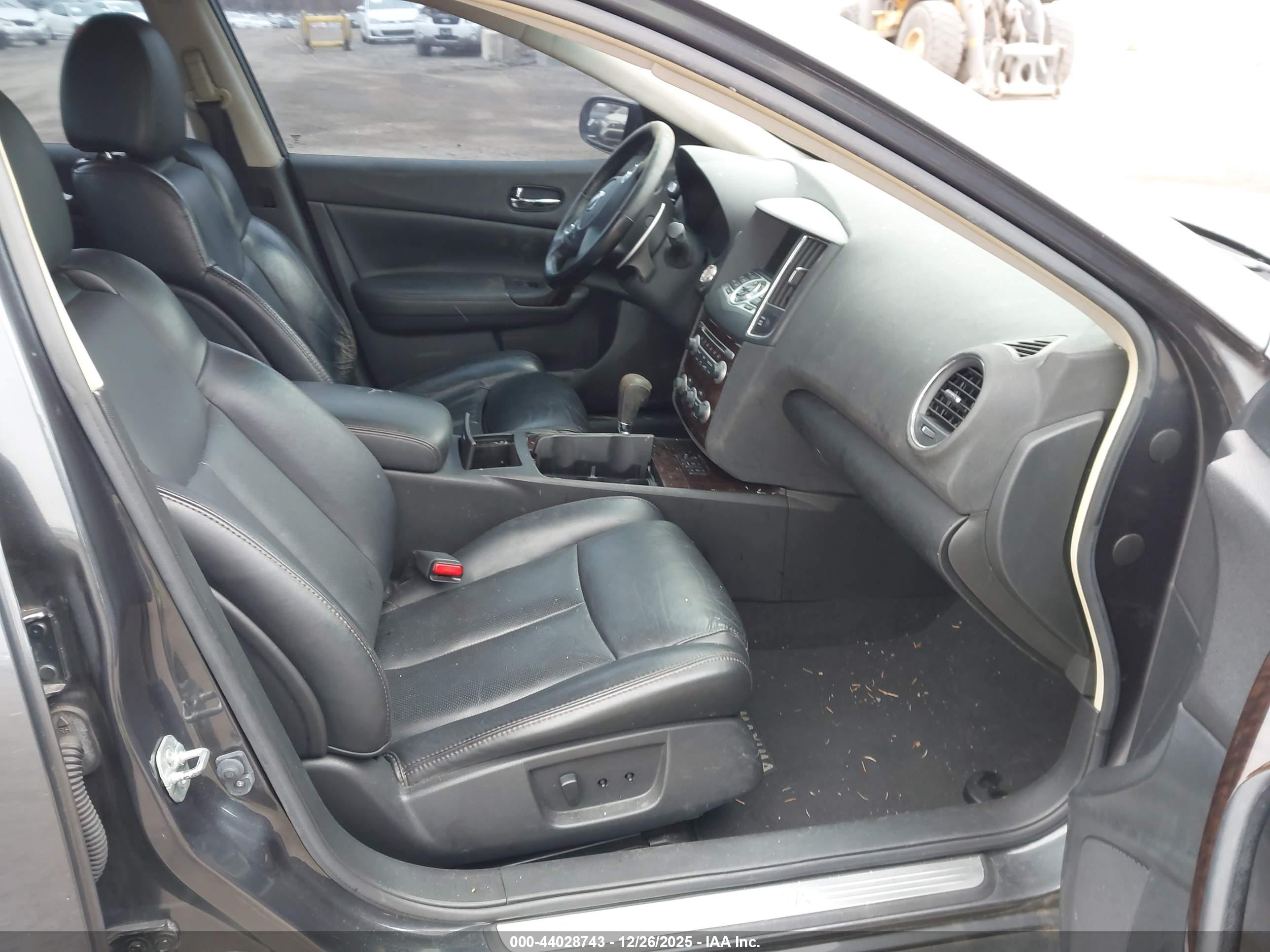 NISSAN MAXIMA image 5