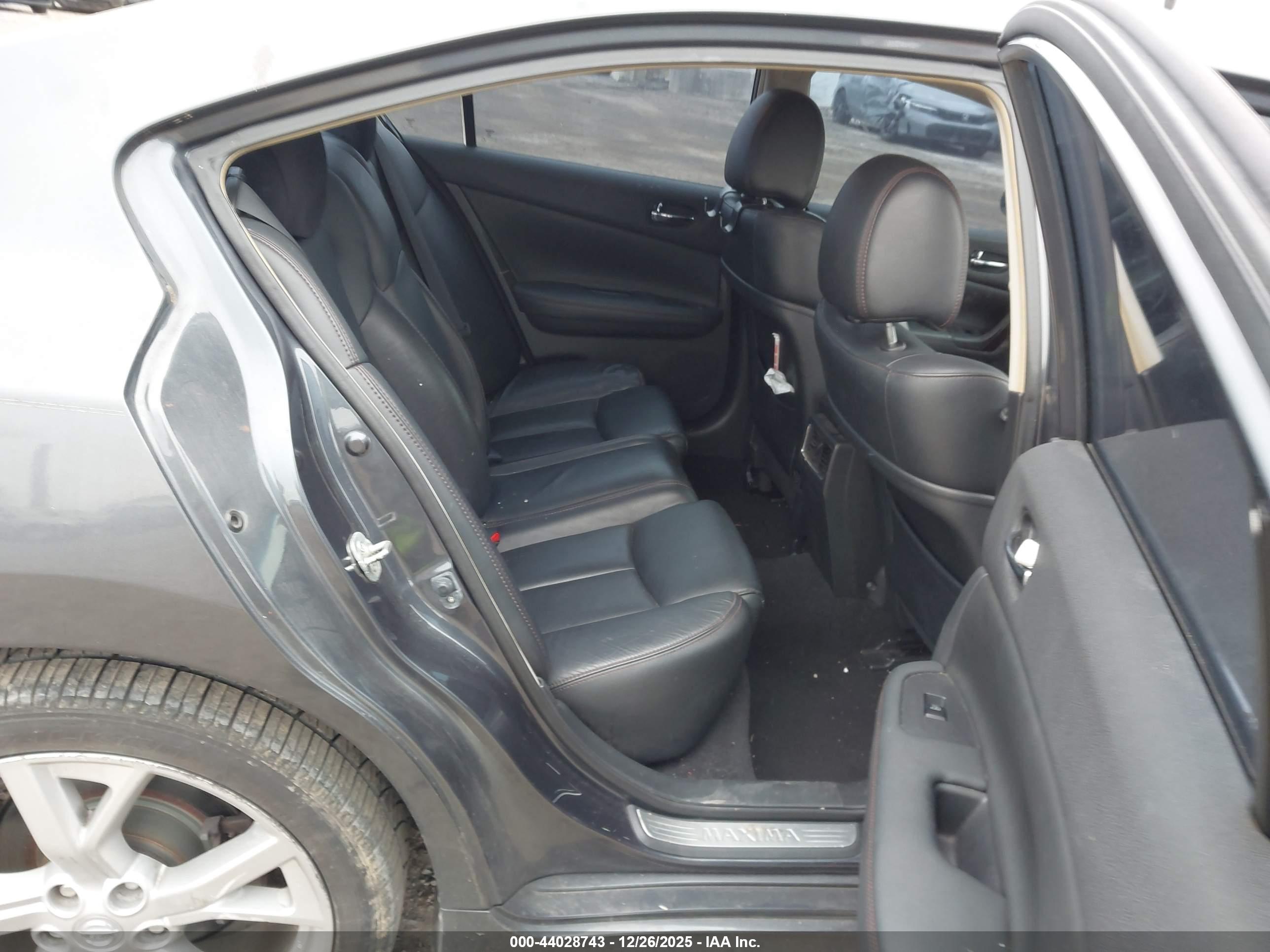 NISSAN MAXIMA image 8