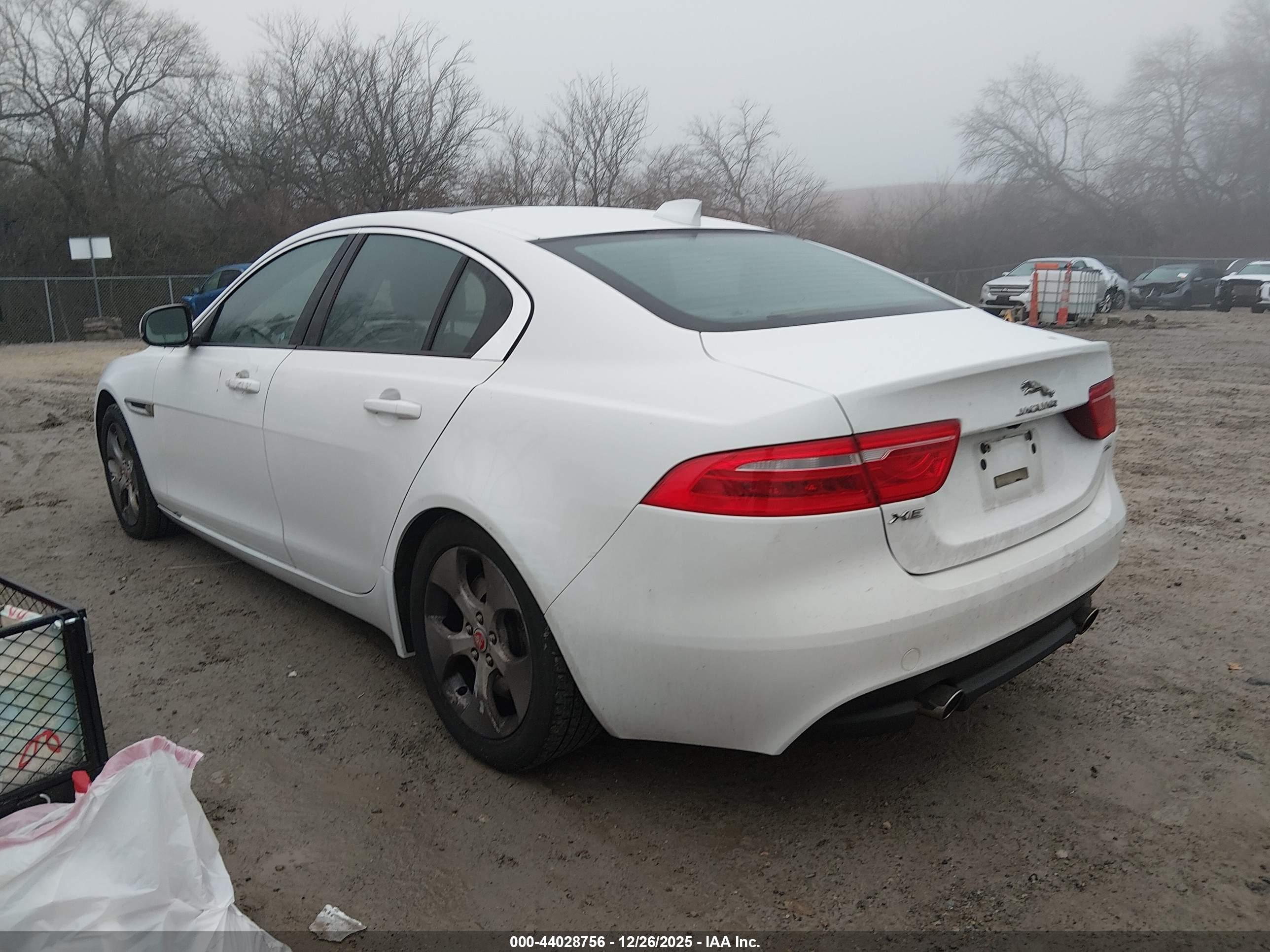 JAGUAR XE image 3