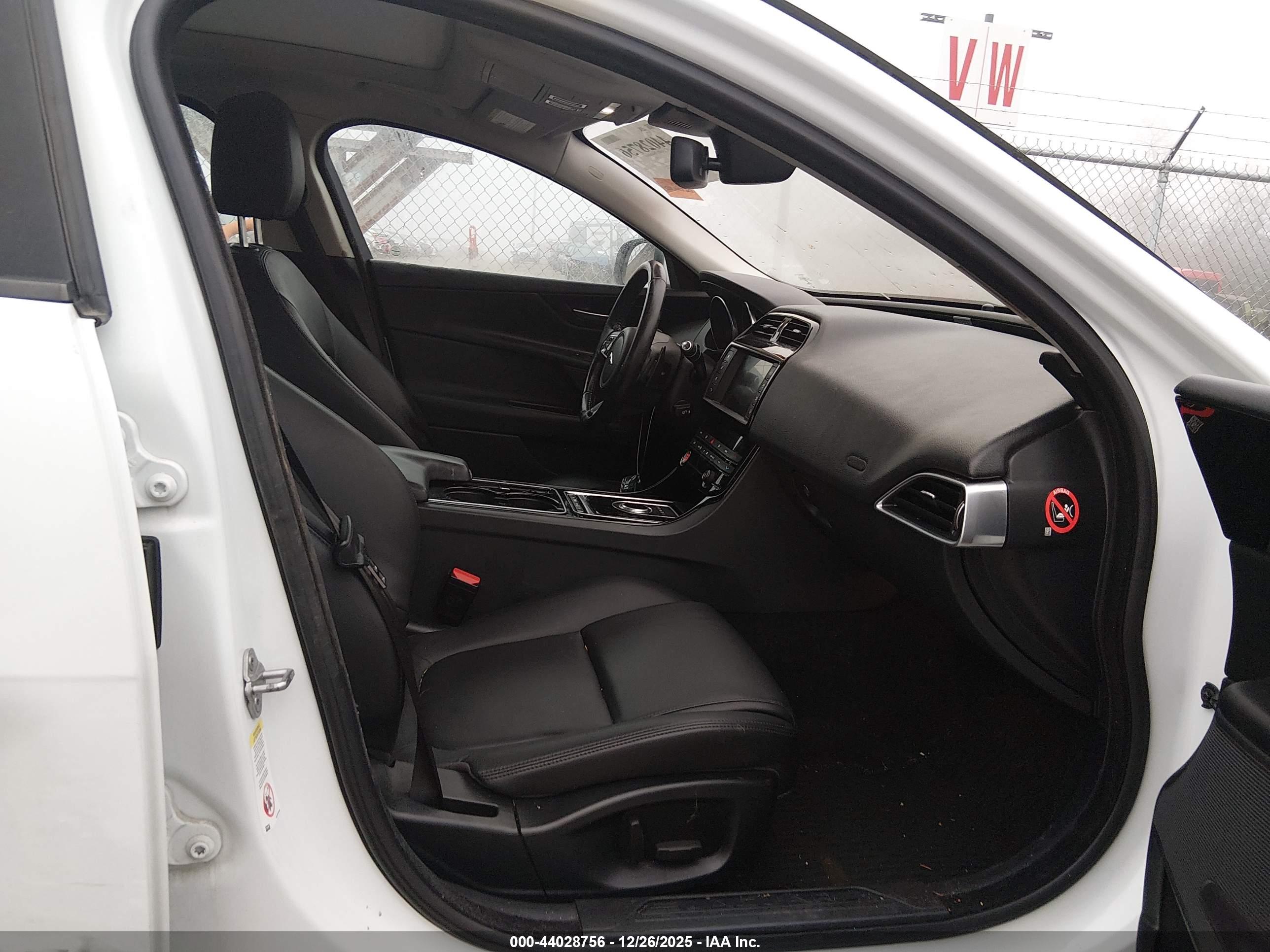 JAGUAR XE image 5