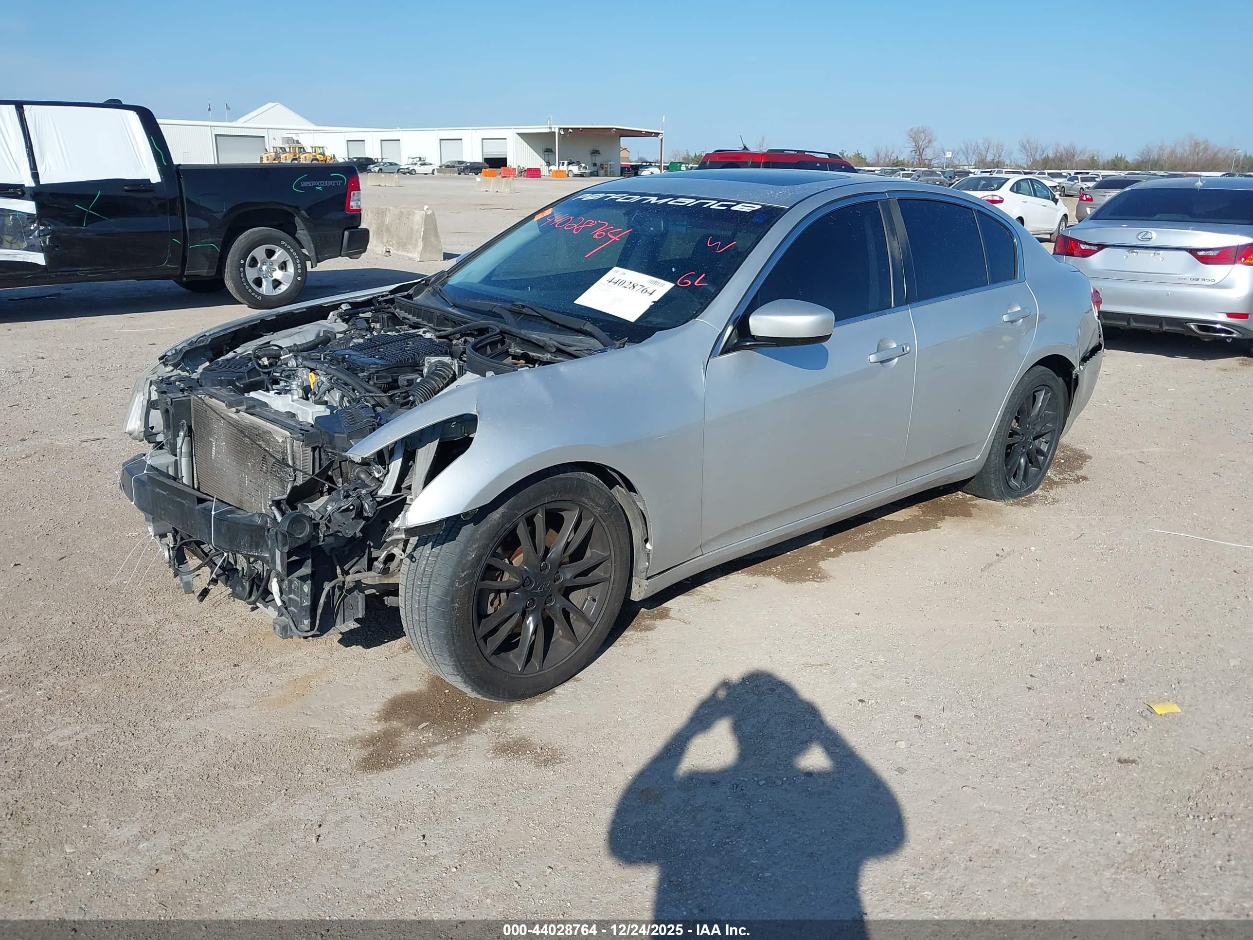 INFINITI G37 image 2