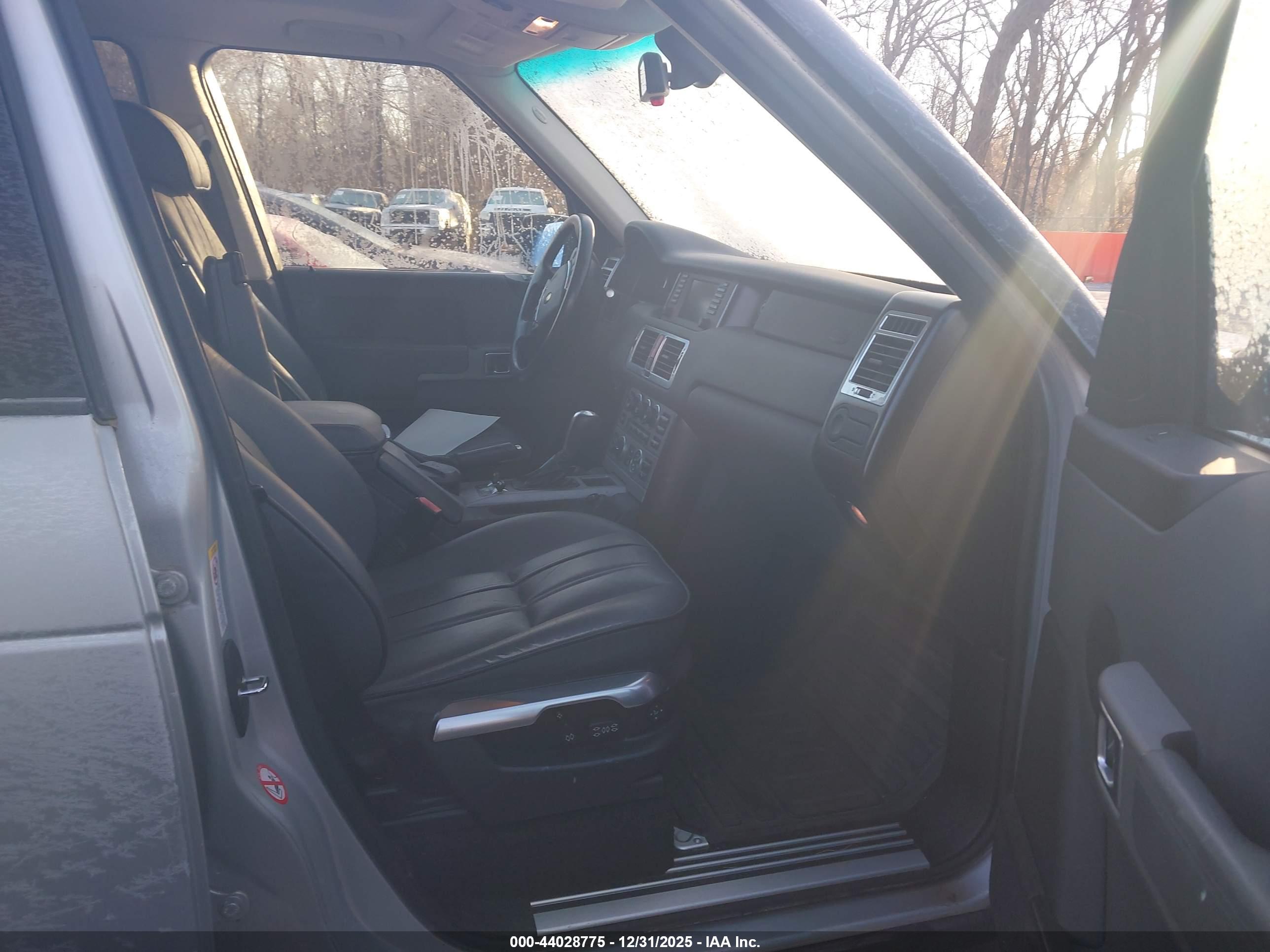LAND ROVER image 5
