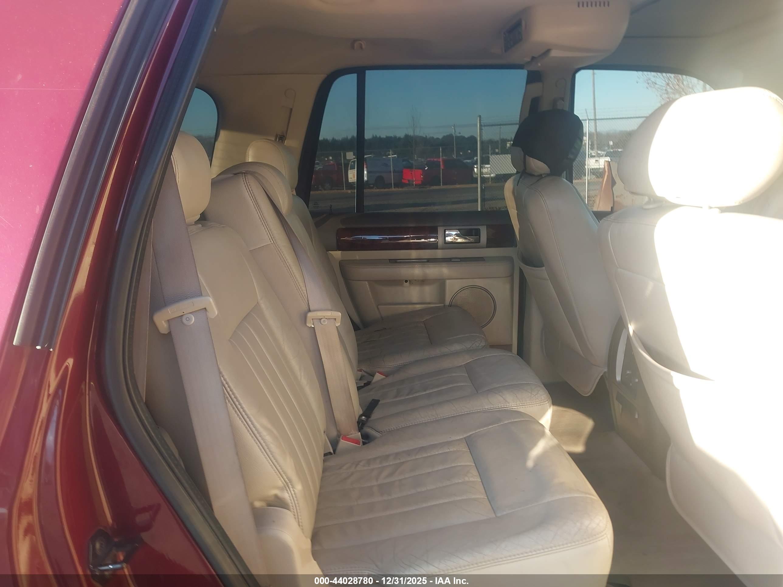 LINCOLN NAVIGATOR image 8