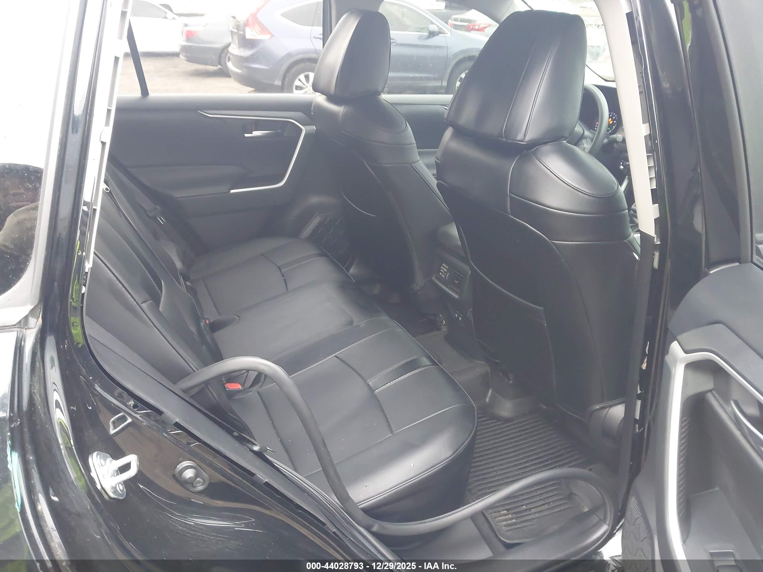 TOYOTA RAV4 image 8