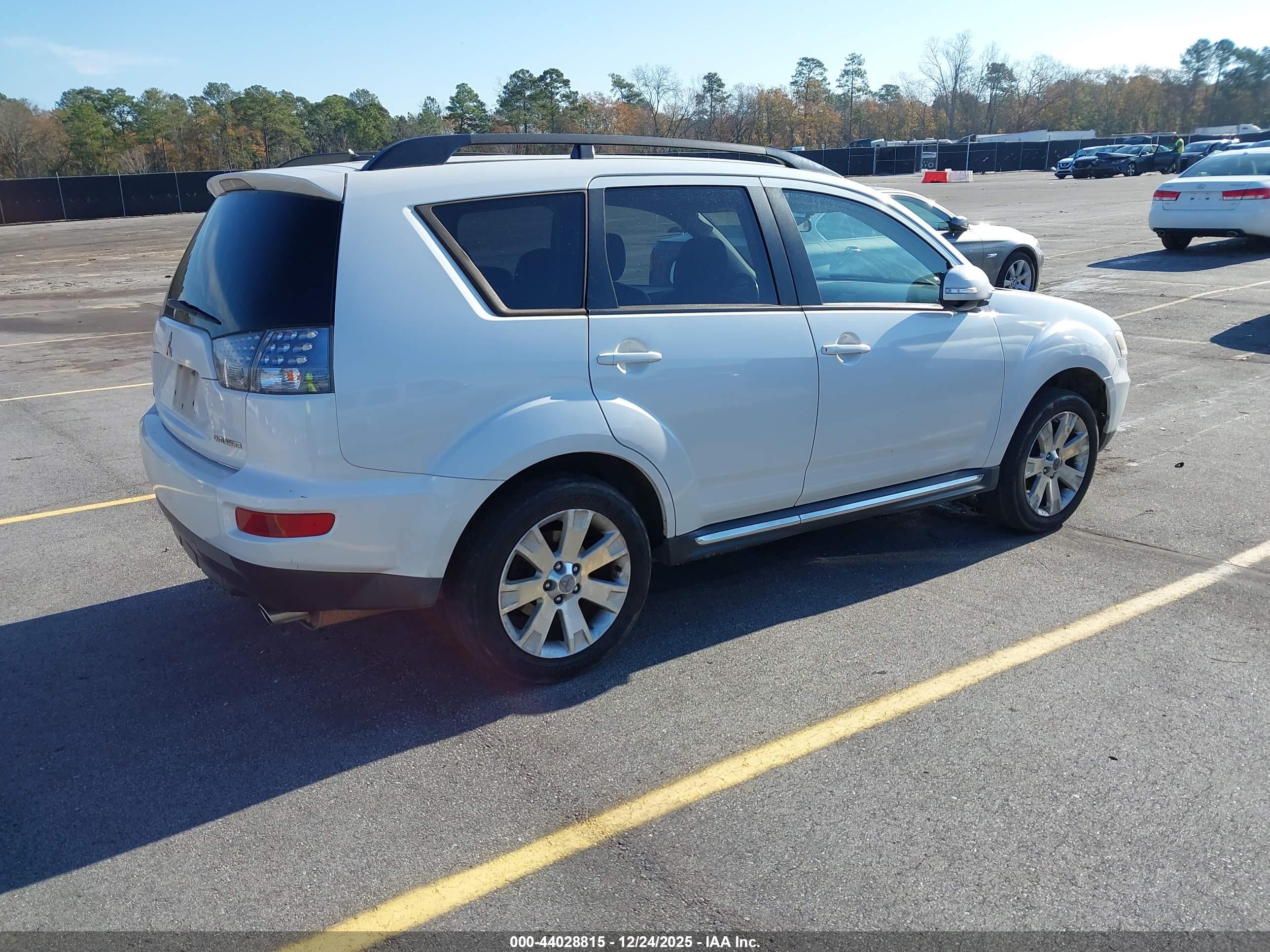 MITSUBISHI OUTLANDER image 4