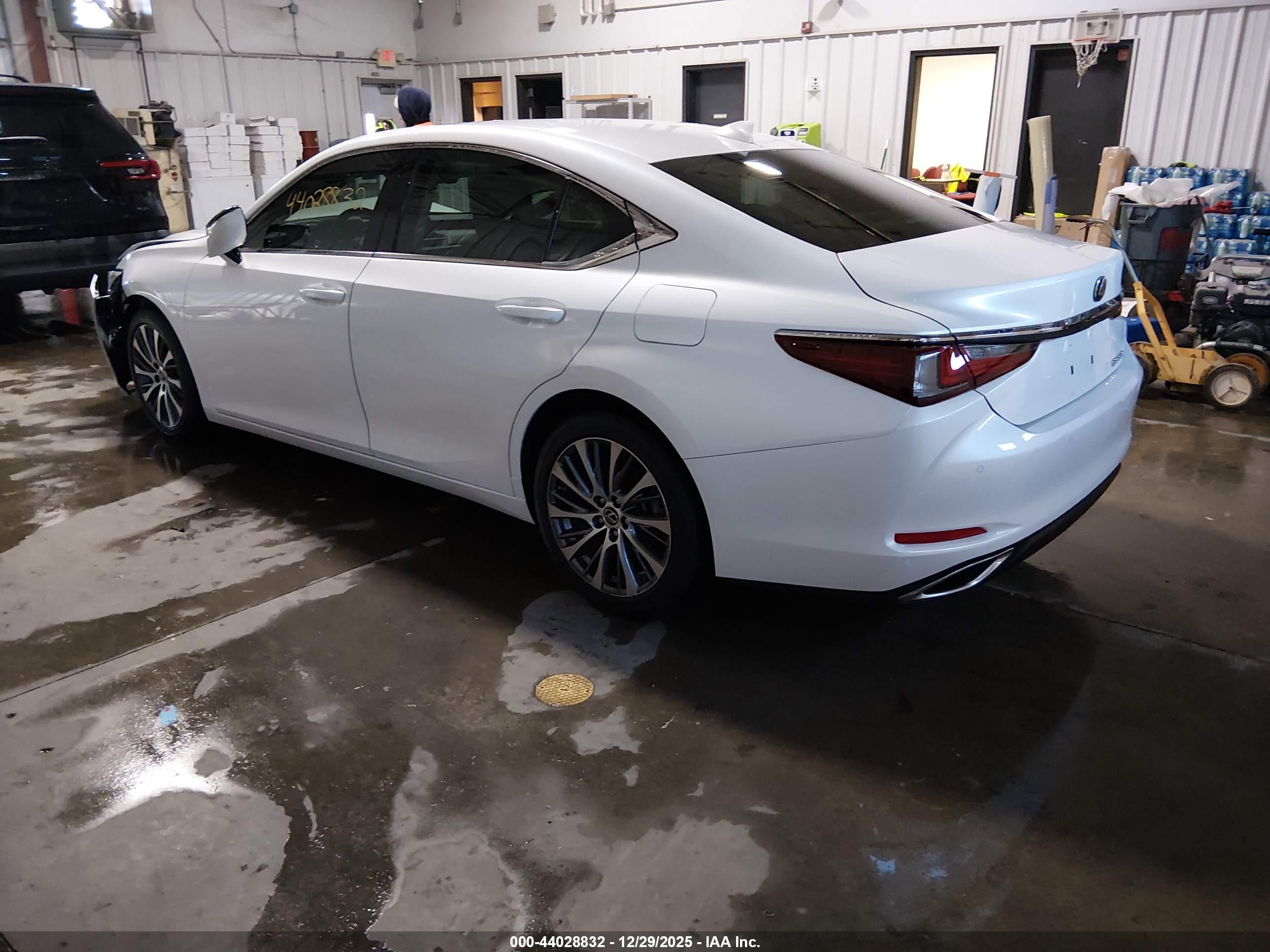 LEXUS ES image 3