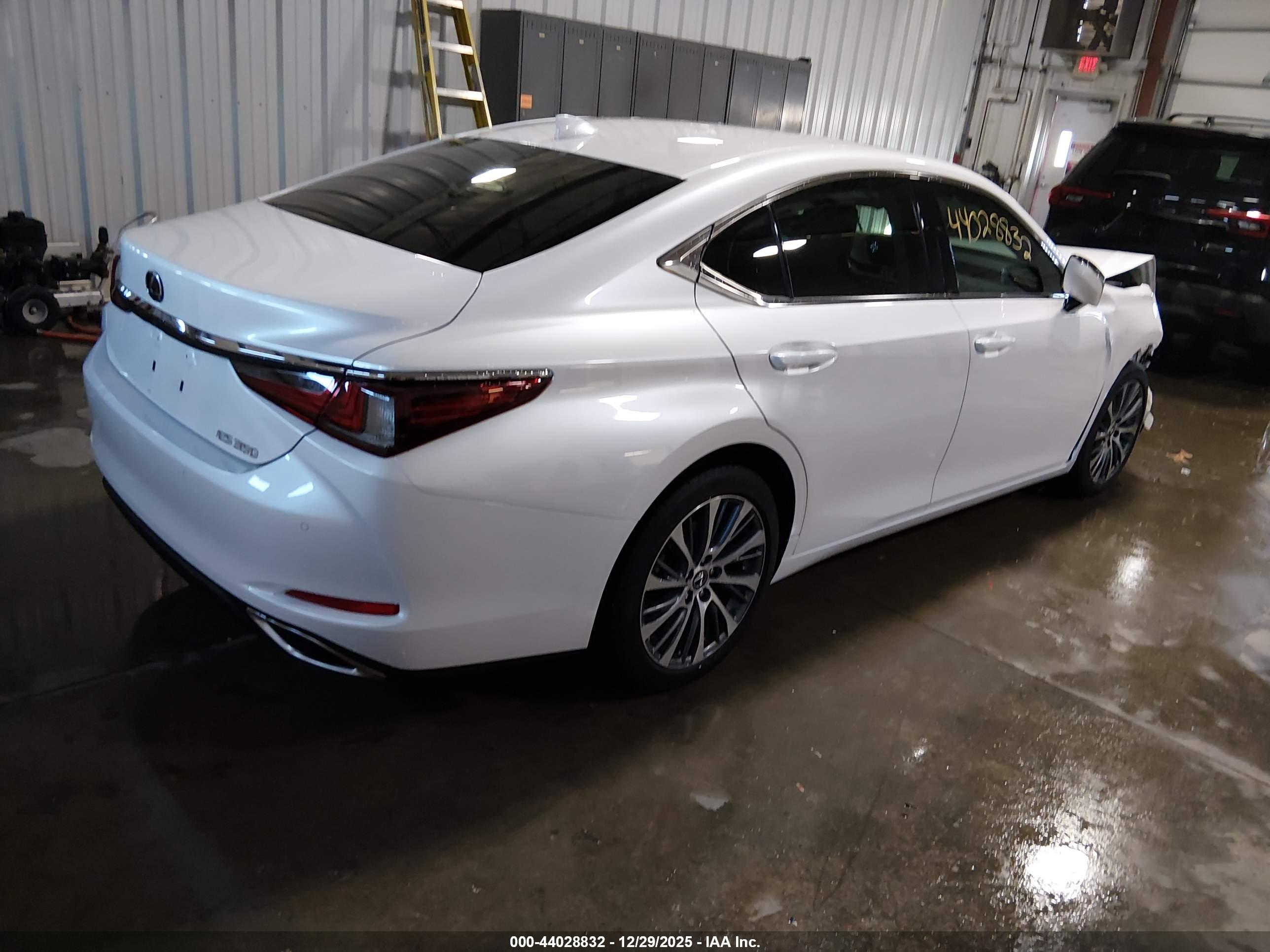 LEXUS ES image 4