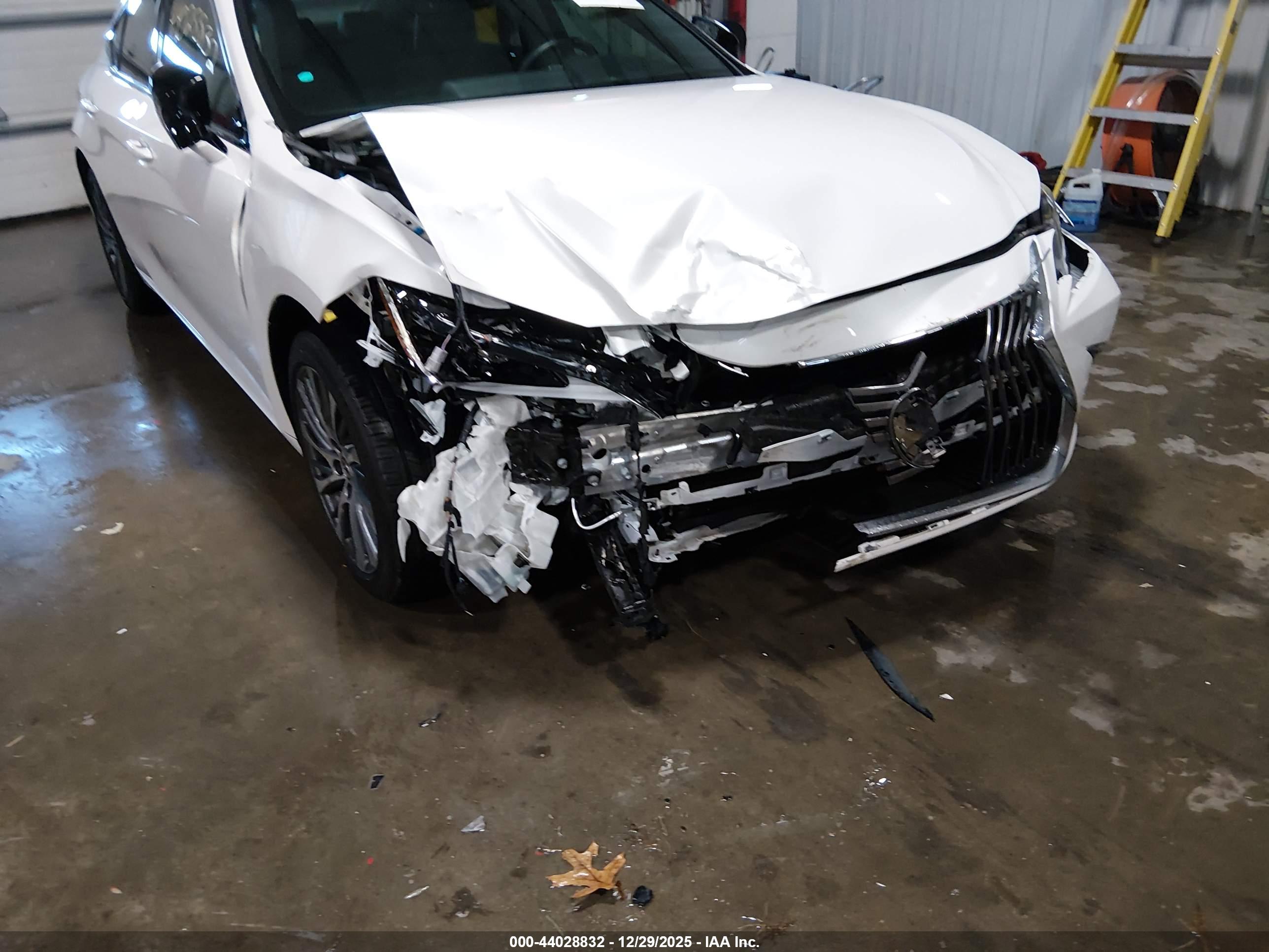 LEXUS ES image 6