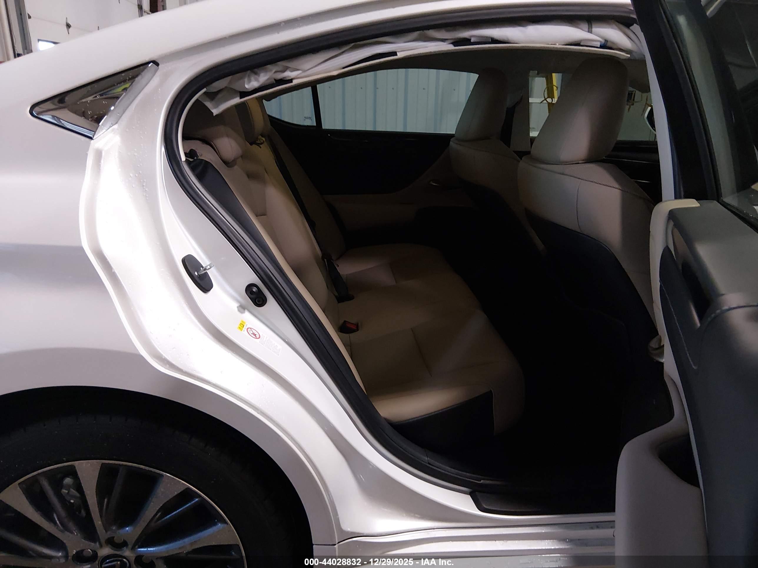 LEXUS ES image 8